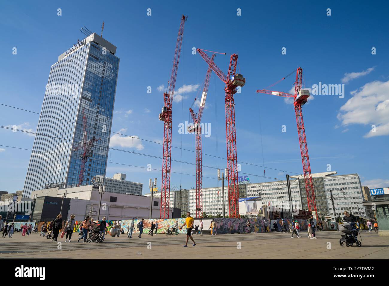 Kräne, Baustelle, neuer Covivio Hochhaus neben dem Park Inn Hotel, Alexanderplatz, Mitte, Berlin, Deutschland, Kräne, Baustelle, neues Covivio- Stockfoto
