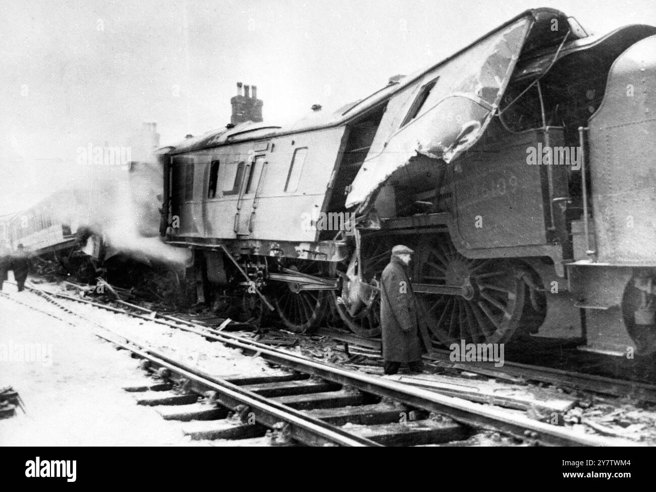 Der Motor des Glasgow Express, der in den hinteren Paketwagen des London-Edinburgh-Zuges gerammt und den letzten Bus entlang des Zentrums in Hellfield, Yorkshire, England geteilt hatte. Der Wächter des Edinburgh-Zuges, Richard Atkinson aus Skipton, wurde mit Beinverletzungen ins Leeds General Infirmary gebracht. Keiner der Fahrgäste wurde verletzt.22. Dezember 1955 Stockfoto