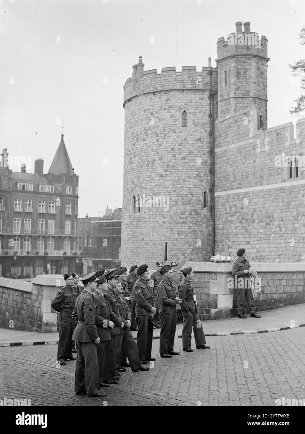 AMERIKANISCHE UND DOMINION-TRUPPEN BESUCHEN SCHLOSS WINDSOR Eine Gruppe von Soldaten und Fliegern aus den Vereinigten Staaten, Kanada, Neuseeland und Britisch-Honduras, besuchte Schloss Windsor auf einer Besichtigungstour. Fotoshows: Mitglieder der Gruppe gehen nach ihrem Besuch von der Burg aus. 18. Oktober 1942 Stockfoto