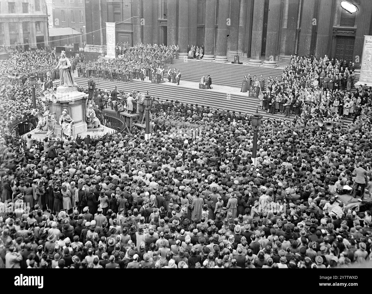Eine BÜHNENSHOW AUF DEN STUFEN VON St PAULS CATHDRAL Eine dramatische Anthologie „Cathedral Steps“, die von ENSA gegeben wurde, fand auf den Stufen der St Pauls Cathedral in London statt, mit den Great West Doors als Hintergrund. Führende Mitglieder der Bühne nahmen an der Aufführung Teil und die Musik wurde von der Band der Brigade of Guards und von Massed Chören unter der Leitung von Sir Henry Wood geliefert. Der Verkehr um die St. Pauls Cathedral wurde während der Vorstellung für zwei Stunden unterbrochen. Fotoshows: Eine allgemeine Ansicht der Menschenmassen, die die Vorstellung beobachten. 25. September 1942 Stockfoto
