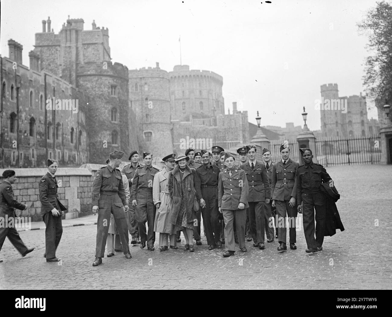 AMERIKANISCHE UND DOMINION-TRUPPEN BESUCHEN SCHLOSS WINDSOR Eine Gruppe von Soldaten und Fliegern aus den Vereinigten Staaten, Kanada, Neuseeland und Britisch-Honduras, besuchte Schloss Windsor auf einer Besichtigungstour. Fotoshows: Mitglieder der Gruppe gehen nach ihrem Besuch von der Burg aus. 18. Oktober 1942 Stockfoto