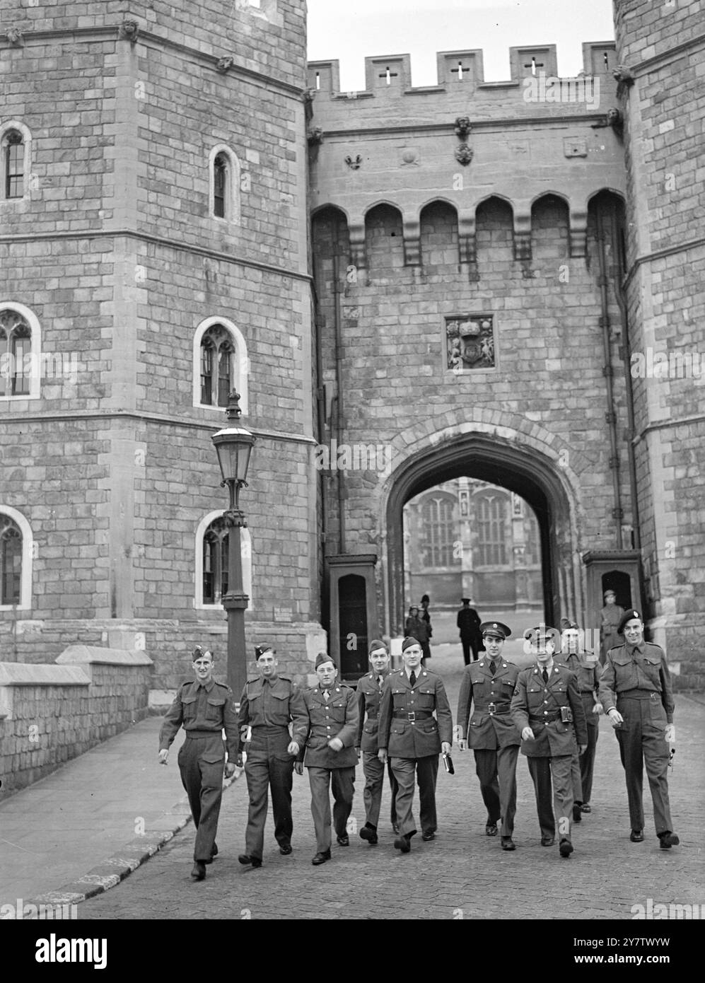 AMERIKANISCHE UND DOMINION-TRUPPEN BESUCHEN SCHLOSS WINDSOR Eine Gruppe von Soldaten und Fliegern aus den Vereinigten Staaten, Kanada, Neuseeland und Britisch-Honduras, besuchte Schloss Windsor auf einer Besichtigungstour. Fotoshows: Mitglieder der Gruppe gehen nach ihrem Besuch von der Burg aus. 18. Oktober 1942 Stockfoto