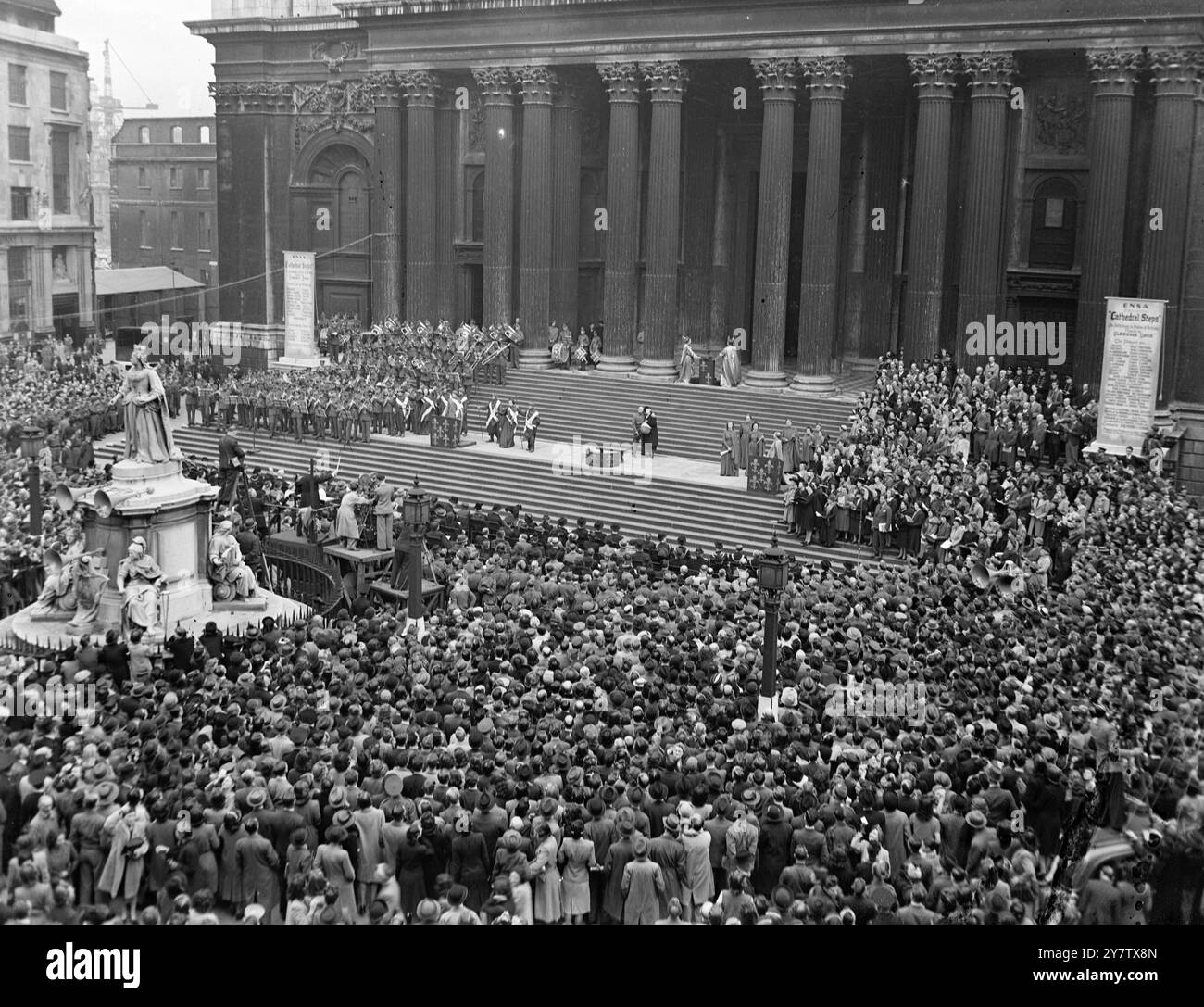 Eine BÜHNENSHOW AUF DEN STUFEN VON St PAULS CATHDRAL Eine dramatische Anthologie „Cathedral Steps“, die von ENSA gegeben wurde, fand auf den Stufen der St Pauls Cathedral in London statt, mit den Great West Doors als Hintergrund. Führende Mitglieder der Bühne nahmen an der Aufführung Teil und die Musik wurde von der Band der Brigade of Guards und von Massed Chören unter der Leitung von Sir Henry Wood geliefert. Der Verkehr um die St. Pauls Cathedral wurde während der Vorstellung für zwei Stunden unterbrochen. Foto zeigt: Eine genrale Ansicht von Menschenmassen, die die Vorstellung beobachten. 25. September 1942 Stockfoto