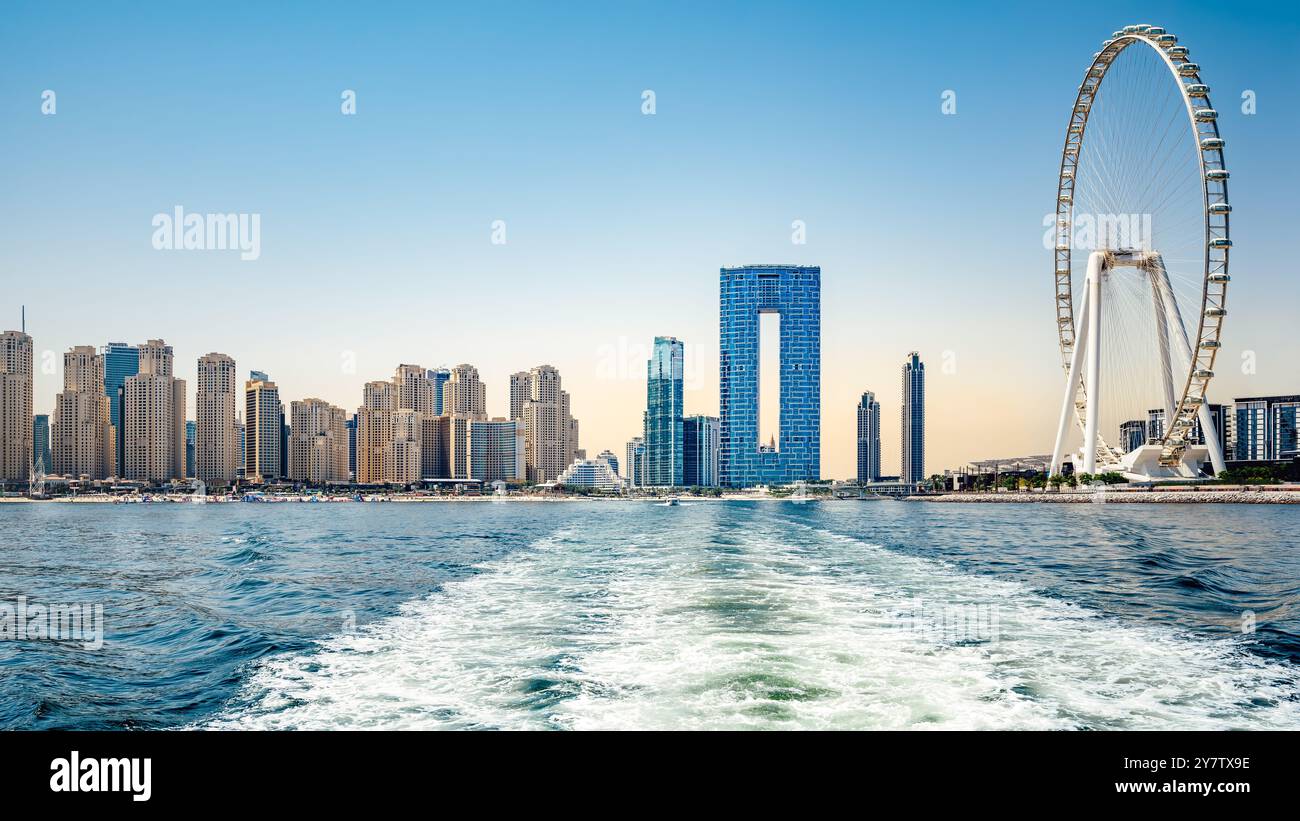 DUBAI, VAE - 01. Juni 2024, jumeirah Beach mit dem berühmten dubai Auge Stockfoto