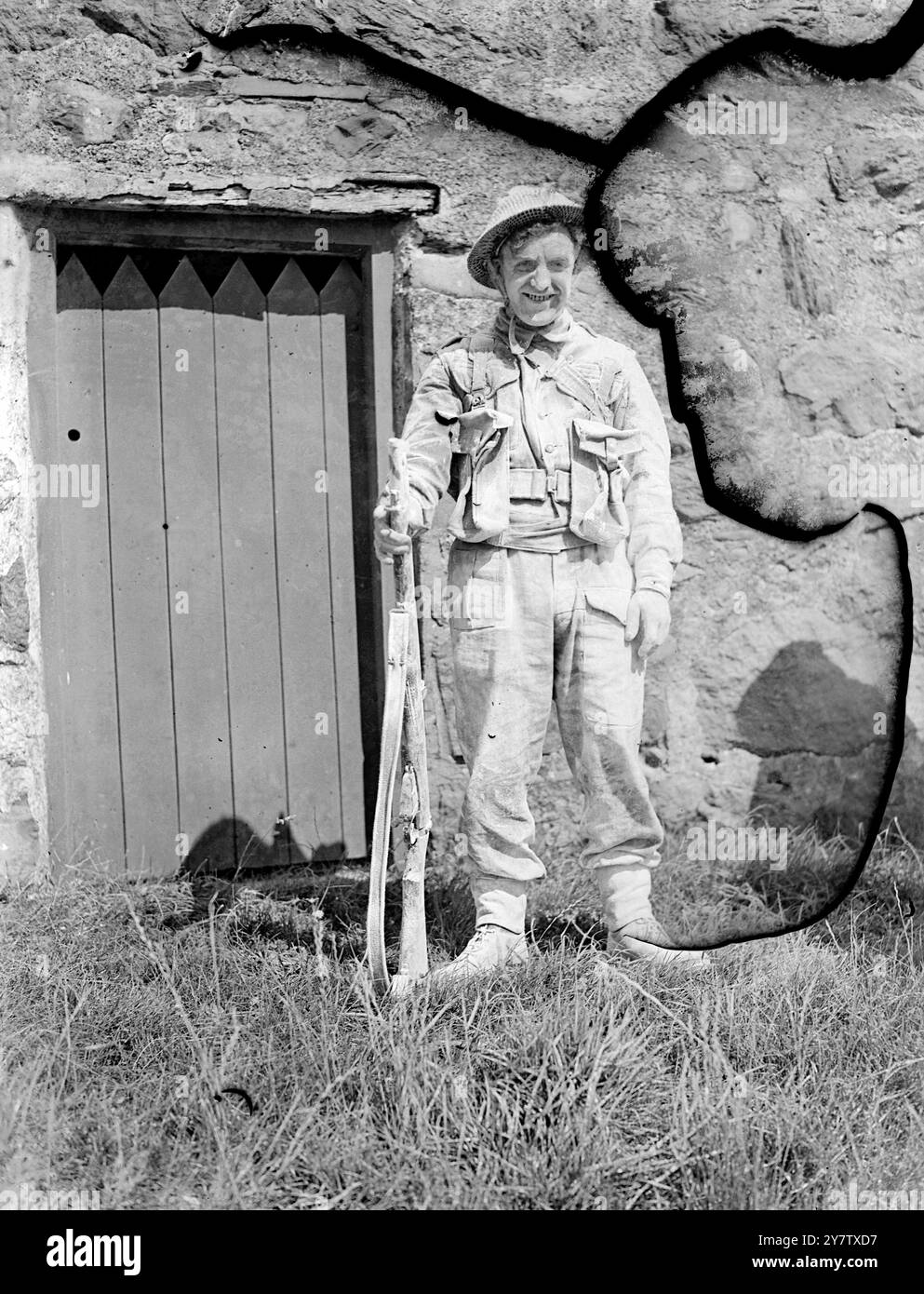 VERSTÄRKUNG DES KURSES FÜR MÄNNER DES RAF-HEERESKOMMANDOS Männer des RAF-Heereskooperationskommandos, einschließlich Boden- und technischem Personal wie Klempner, Köche, Metzger, Meteorologen und Telefonisten, durchlaufen einen „Aufwärtskurs“ an einer Station des RAF-Heereskooperationskommandos. Diese Männer überwinden Hindernisse unter Beschuss mit voller Ausrüstung, während sie den Kurs durchlaufen, und müssen sich unter anderem durch Stacheldrahtzwicklungen durchdringen. Jeder Mann, der langsam ist oder zurückbleibt, kann eine Bombe unter seinen Füßen platzen lassen. Foto zeigt: AFC von Manchester, der hat es Stockfoto