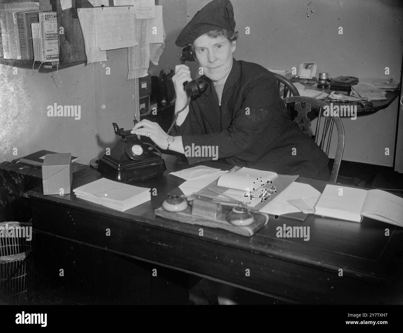 SOZIALARBEITERIN KOMMT AUS AUSTRALIEN, UM IN ENGLAND ZU ARBEITEN Miss Anne Bignell, eine Australierin, die Assistentin des Generalsekretärs der YWCA in Adelaide war, ist nun nach England gekommen, um mit YWCA bei der Organisation von Clubs und Hostels in der was-Industrie zu helfen. Miss Bignell diente sieben Jahre lang in Malaya und Singapur. Fotoshows: Miss Anne Bignell im londoner Büro. 31. Dezember 1941 Stockfoto