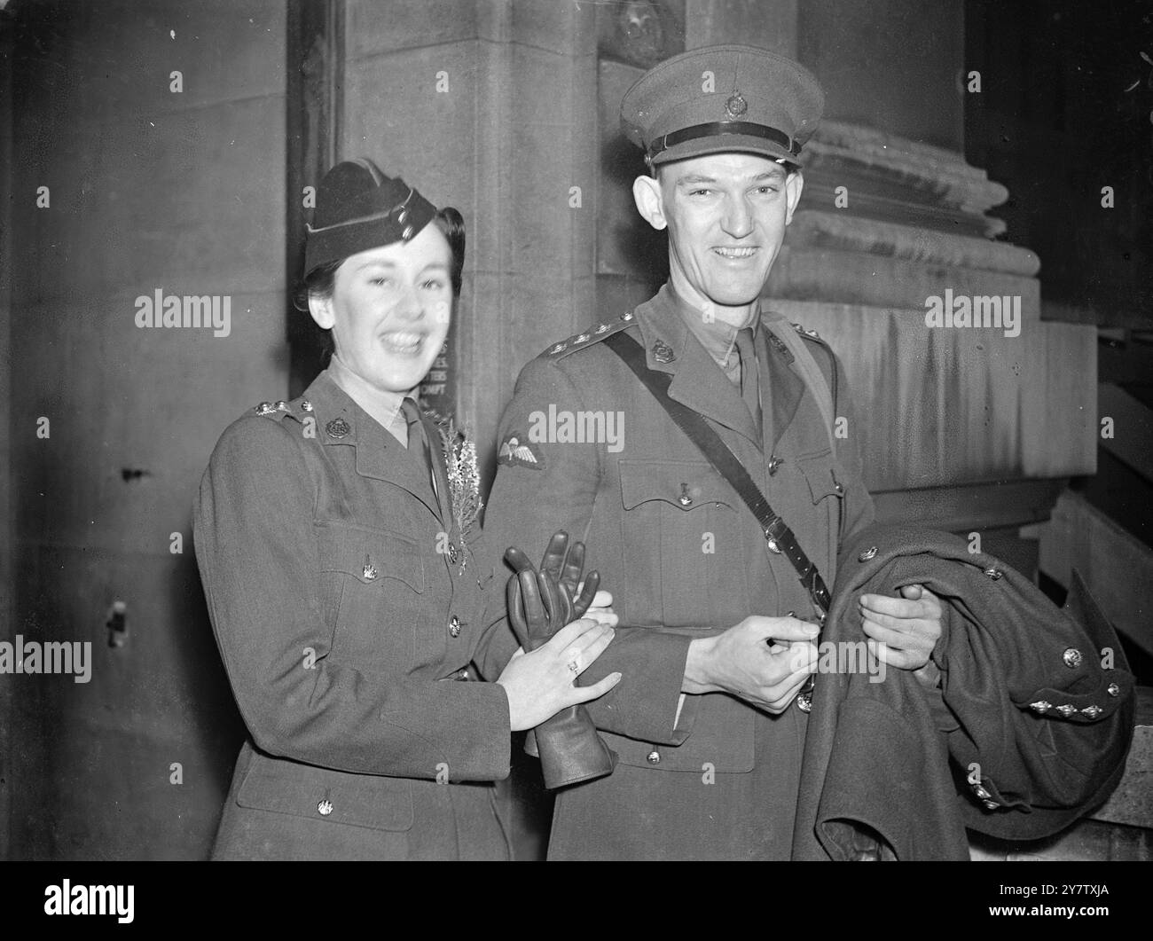 AUSTRALISCHER ARZT, CAPTAIN IM RAMC HEIRATET AUSTRALISCHEN ATS OFFIZIER IN LONDON Captain TRB Courtney, ein australischer Arzt im RAMC, war heute mit Subaltern Elizabeth Webster vom ATS im Marylebone Town Hall verheiratet. Beide hatten sich in Australien gekannt, hatten sich aber verloren, nachdem sie zu Beginn des Krieges nach England gekommen waren, um in den Streitkräften zu dienen. Sie wurden schließlich durch ein Foto von Mrs. Webster zusammengebracht, das Captain Courtney zufällig in einer Londoner Zeitung sah. Foto zeigt: Die Braut und der Bräutigam verlassen das Rathaus nach der Hochzeit. 19. Dezember 1941 Stockfoto AUSTRALISCHER ARZT, CAPTAIN IM RAMC HEIRATET AUSTRALISCHEN ATS OFFIZIER IN LONDON Captain TRB Courtney, ein australischer Arzt im RAMC, war heute mit Subaltern Elizabeth Webster vom ATS im Marylebone Town Hall verheiratet. Beide hatten sich in Australien gekannt, hatten sich aber verloren, nachdem sie zu Beginn des Krieges nach England gekommen waren, um in den Streitkräften zu dienen. Sie wurden schließlich durch ein Foto von Mrs. Webster zusammengebracht, das Captain Courtney zufällig in einer Londoner Zeitung sah. Foto zeigt: Die Braut und der Bräutigam verlassen das Rathaus nach der Hochzeit. 19. Dezember 1941 Stockfoto