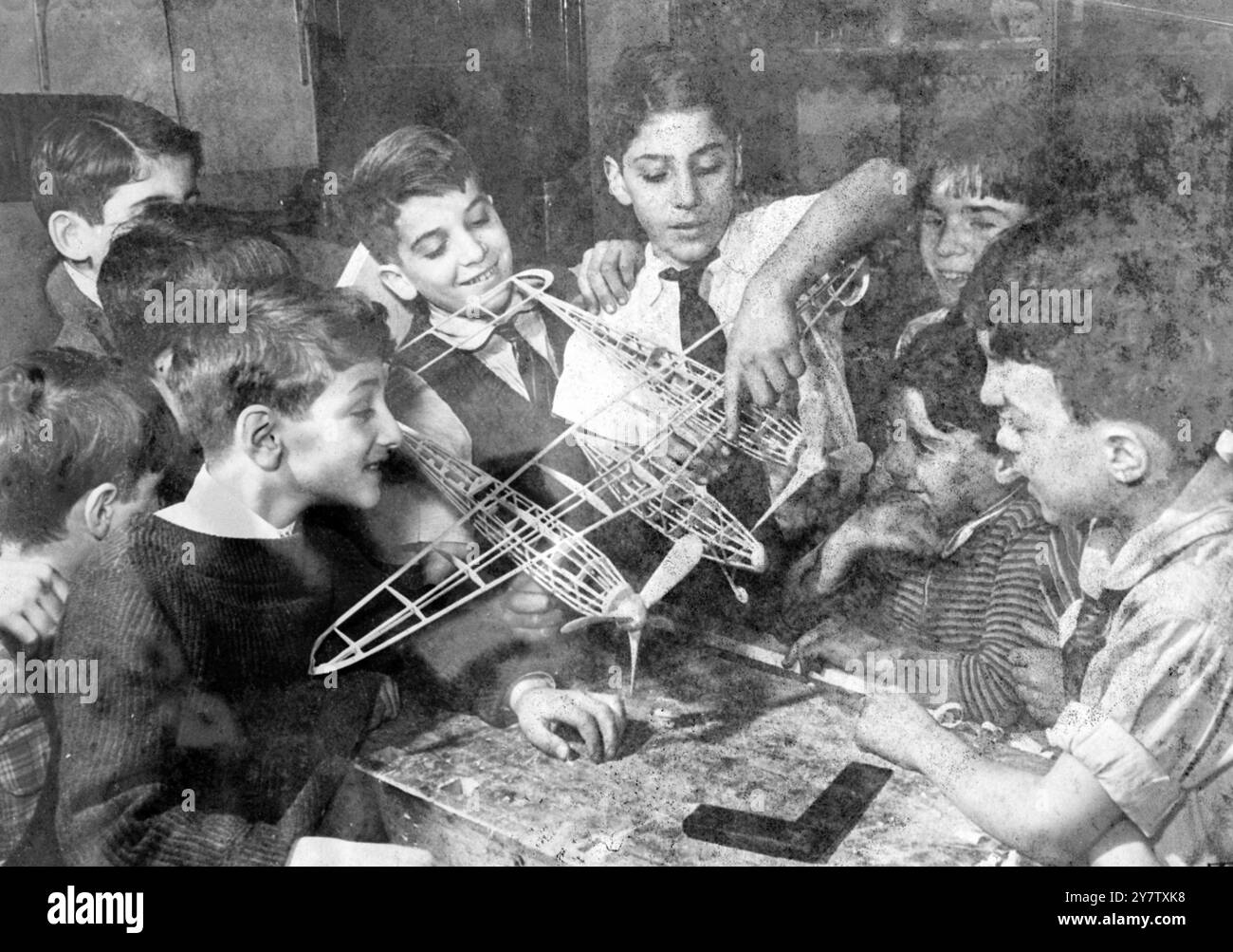 US CHILDREN AID BRITISH CHILDREN IN STATES Photo Shows: Eine Gruppe amerikanischer Kinder, die der British Childrens Aid Society angehören und für die Dauer Modellflugzeuge und Kricketschläger für britische Kinder in amerikanischen Häusern herstellen. 20. Dezember 1941 Stockfoto