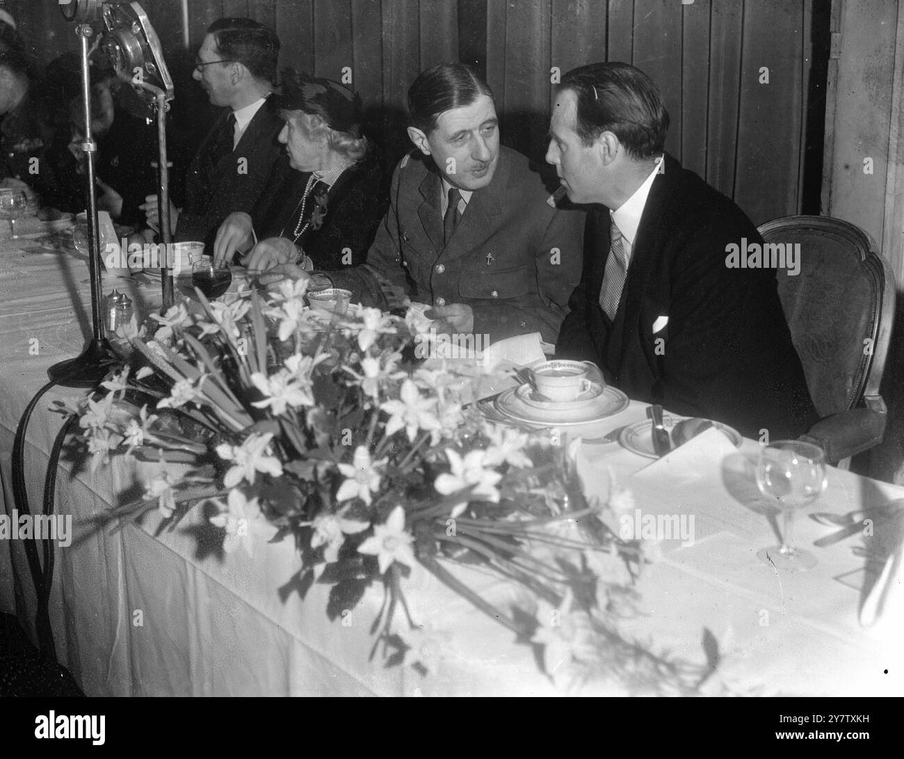 GENERAL CHARLES DE GAULLE ALS GAST DER ENGLISCHSPRACHIGEN UNION IM HAUS GROSVENOR gab die englischsprachige Union gestern ein Mittagessen im HAUS Grosvenor, London zu Ehren von General de Gaulle, Führer der Freien Französischen Streitkräfte: Foto zeigt: General de Gaulle im Gespräch mit Lord Delamere, dem Vorsitzenden. 14. Januar 1942 Stockfoto