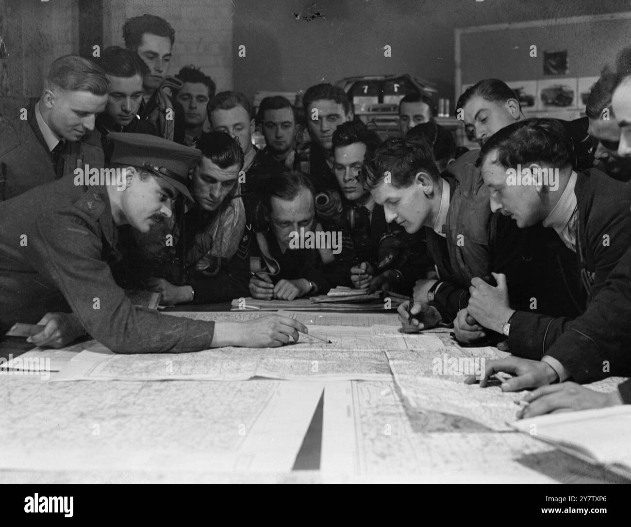 Foto zeigt: Der Air Liaison Officer (Army) gibt Besatzungen und Piloten die feindlichen Stellungen, die angegriffen und bombardiert werden sollen. August 1941 Stockfoto