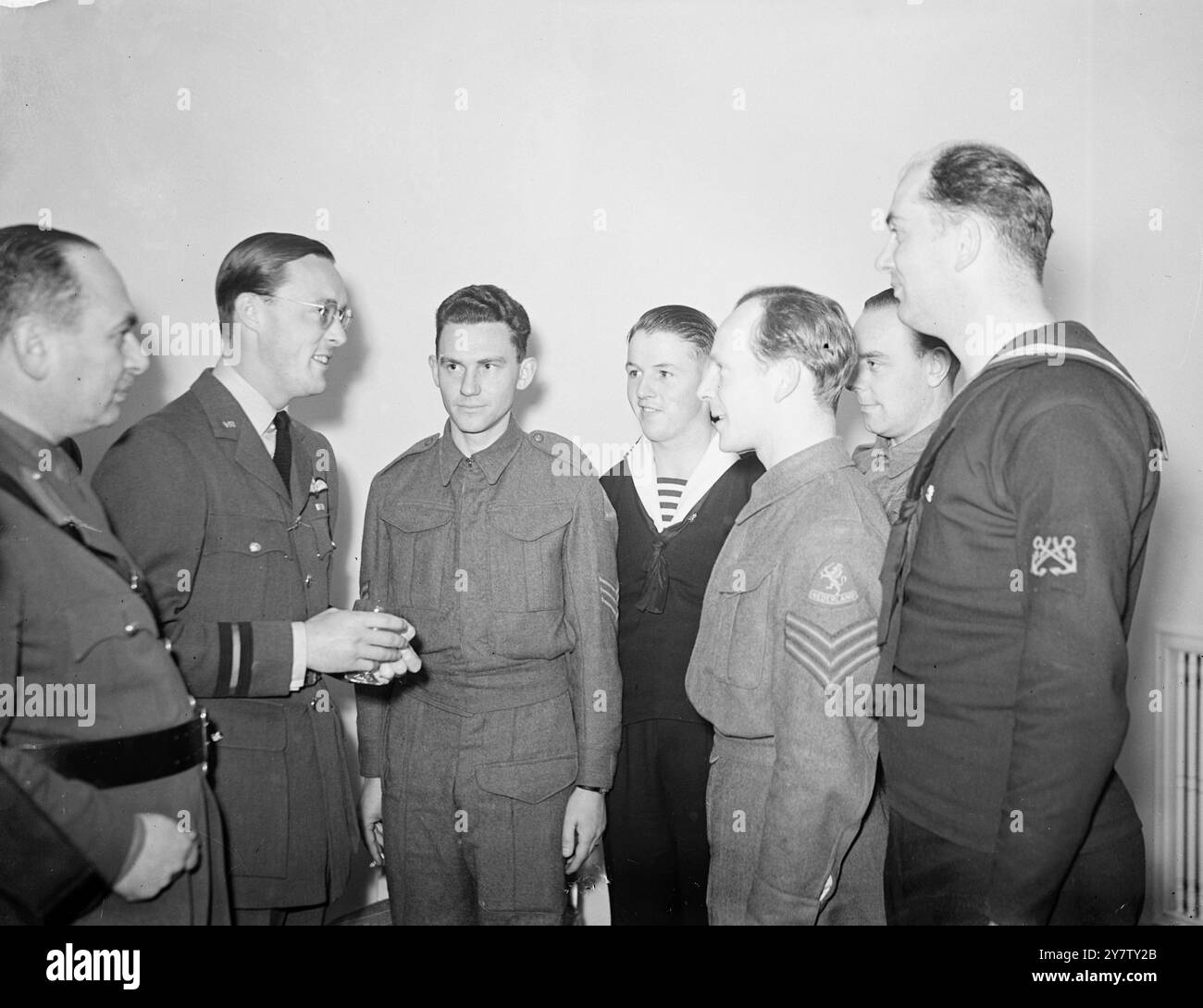 PRINZ BERNHARD NIMMT AN EINEM MITTAGESSEN MIT ÖFFENTLICHEM INTERESSE TEIL. Prinz Bernhard von den Niederlanden war Ehrengast bei einem Mittagessen des National Savings Public Interest Committee im Dorchester Hotel in London. Foto zeigt: Prinz Bernhard (links) plaudert mit freien niederländischen Soldaten und Seeleuten beim Mittagessen. 28. Mai 1941 Stockfoto