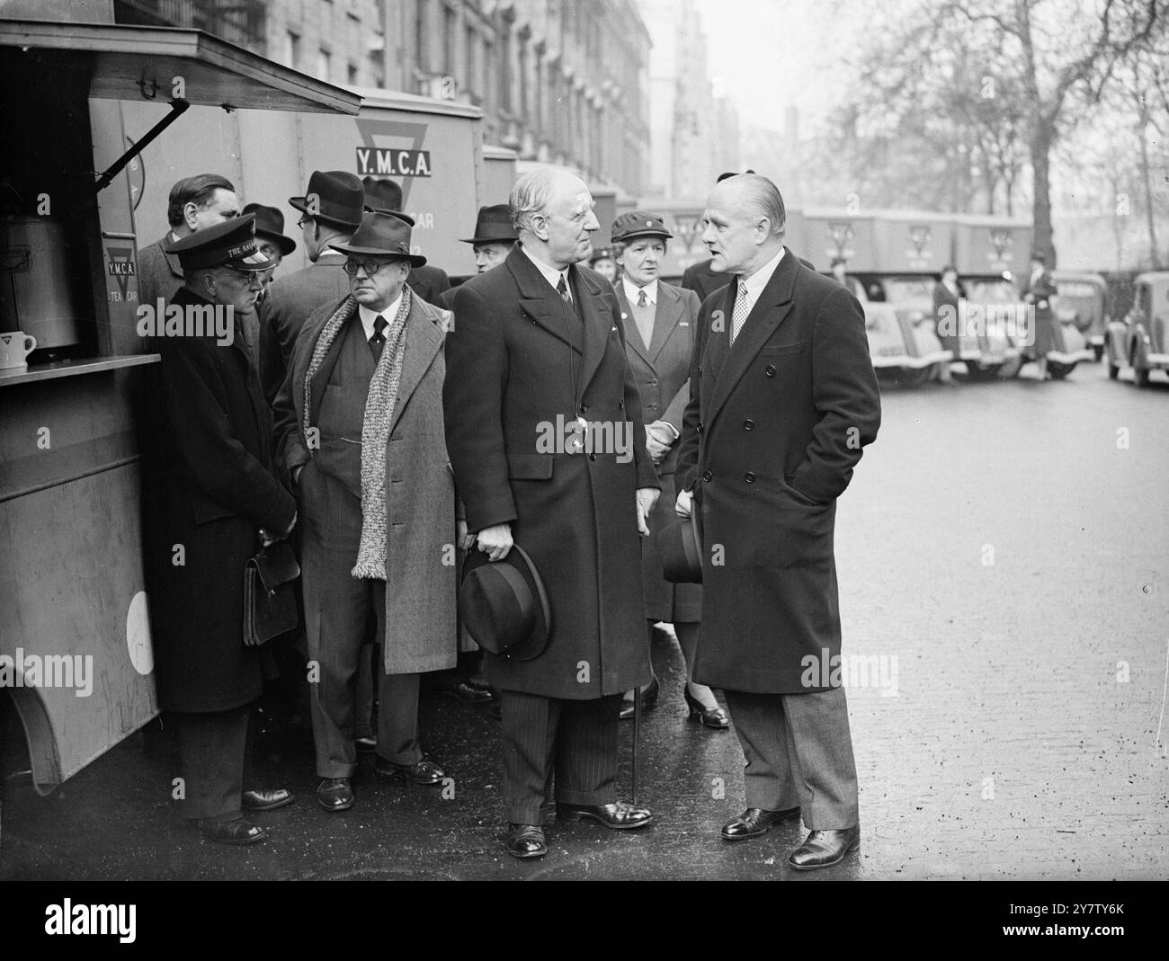 Lord Woolton (links) nahm heute einen großen Teil der ersten Flotte von 100 mobilen Kantinen an, die von Bertram de N. Cruger (rechts), dem Vertreter des amerikanischen Alliierten Hilfsfonds in Großbritannien, vorgestellt wurde. 19. Dezember 1940 Stockfoto