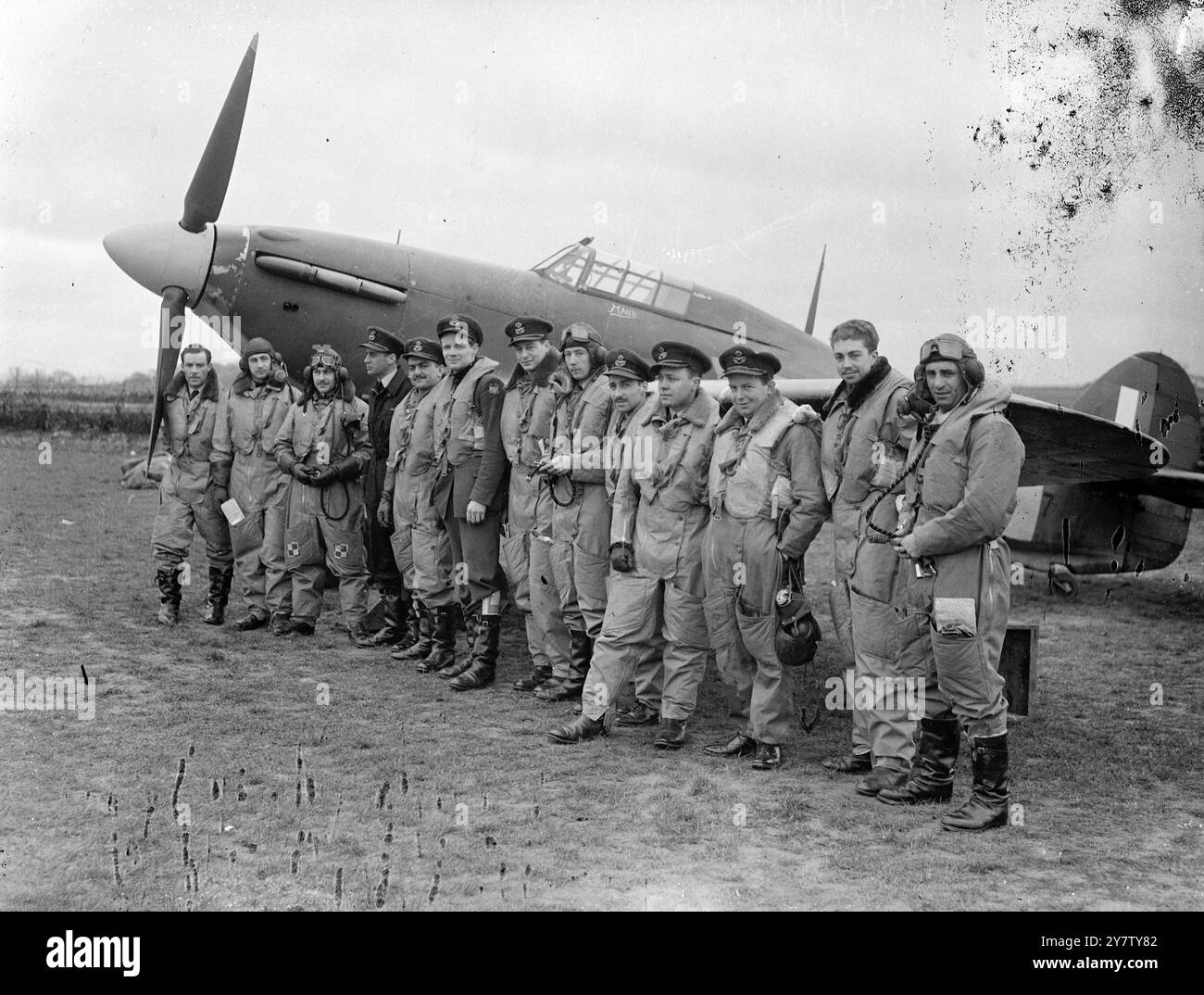 DIE GESAMTE AMERIKANISCHE JAGDGESCHWADER, DIE JETZT BEI DER ROYAL AIR FORCE DIENT, wird mit Hurricanes in Aktion gesetzt. Nach mehreren Monaten spezialisierter operativer Ausbildung hat die Eagle Squadron, die All american Fighter Squadron der RAF, deren Piloten aus ganz Amerika kommen, ihren Platz mit britischen, Dominion und alliierten Kampfpiloten der RAF eingenommen, die mit Hurrikanen ausgerüstet sind. Alle amerikaner sind erfahrene Piloten viele von ihnen waren bereits im Kampf gegen die Lufwaffe und flogen mit regulären RAF-Stationen, bevor die Eagle Squadron gebildet wurde. Einige flogen letztes Jahr nach Frankreich, und Stockfoto