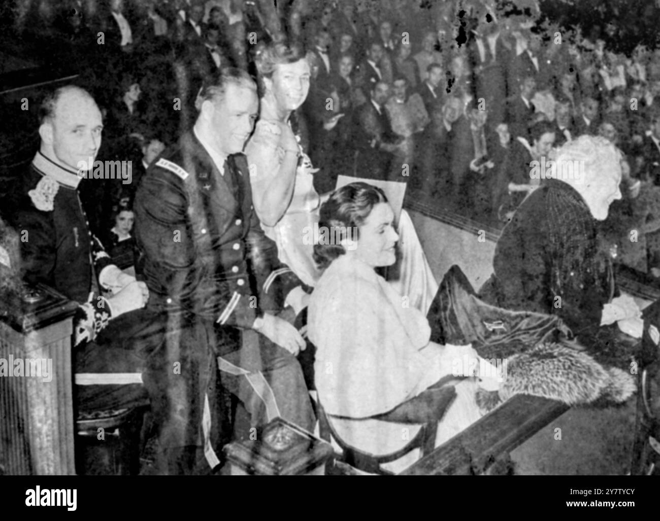 DIE FAMILIE VON PRÄSIDENT ROOSEVELT NIMMT AN DER EINWEIHUNGSGALA IN WASHINGTON TEIL, ALS PRÄSIDENT DIE DRITTE AMTSZEIT ANTRITT. Fotos zeigen: Mitglieder der Familie von Präsident Roosevelt bei der Einweihungsgala in Washington DC, kurz vor der Amtseinführung von Präsident Roosevelt als Präsident der Vereinigten Staaten für die dritte Amtszeit in Folge. Von links nach rechts - Frau Sara Delano Roosevelt, Mutter des Präsidenten, Frau Elliot Roosevelt, Frau Franklin D Roosevelt, die Frau des Präsidenten, Captain Elliot Roosevelt und Captain James Roosevelt, Söhne des Präsidenten in den Uniformen ihrer jeweiligen Dienste. 11. Februar 19 Stockfoto