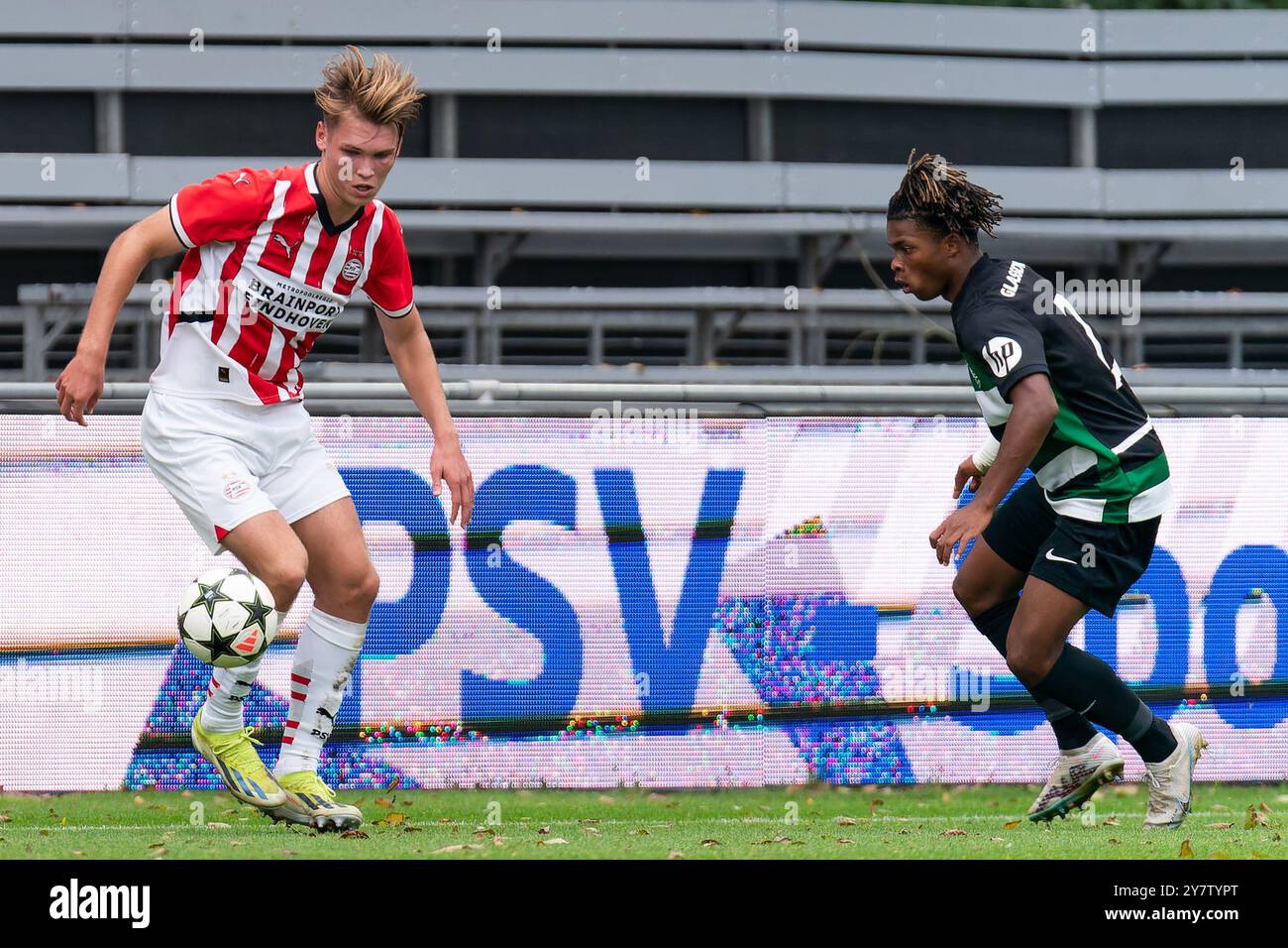 Eindhoven, Niederlande. Oktober 2024. EINDHOVEN, NIEDERLANDE - 1. OKTOBER: Joel van den Berg vom PSV Eindhoven U19 kämpft am 1. OKTOBER 2024 im PSV Campus de Herdgang in Eindhoven gegen Daniel Costa vom Sporting Clube de Portugal U19 beim Spiel der UEFA Youth Champions League 2024/25 zwischen PSV Eindhoven und Sporting Clube de Portugal. (Foto: Joris Verwijst/BSR Agency) Credit: BSR Agency/Alamy Live News Stockfoto