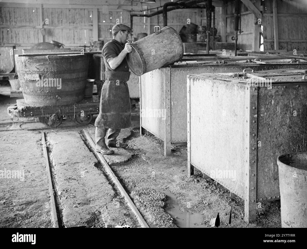 US-GESCHÄFTSMANN UNTERHÄLT DIE GRÖSSTE SCHWEINEFARM GROSSBRITANNIENS; SPEISEWAGEN FÜR SCHWEINEFLEISCH ein amerikanischer Geschäftsmann, Herr charles J Lytle, besitzt die größte Schweinefarm auf den Britischen Inseln. Am Stadtrand von London wird die Farm auf modernsten Strecken betrieben, mit Backsteinböden und einer kompletten Eisenbahn mit Anhängern, um Lebensmittel von einem Teil zum anderen zu transportieren. Hier wird eine große Anzahl feiner Schweinefleisch auf Schrott von umliegenden Hotels und Restaurants gezüchtet. Mr. Lytle kämpfte mit der britischen Armee im letzten war und lebt seitdem hier. Er spielt auch in diesem Kampf seine Rolle, indem er hilft, die Speisereste zu bekämpfen Stockfoto