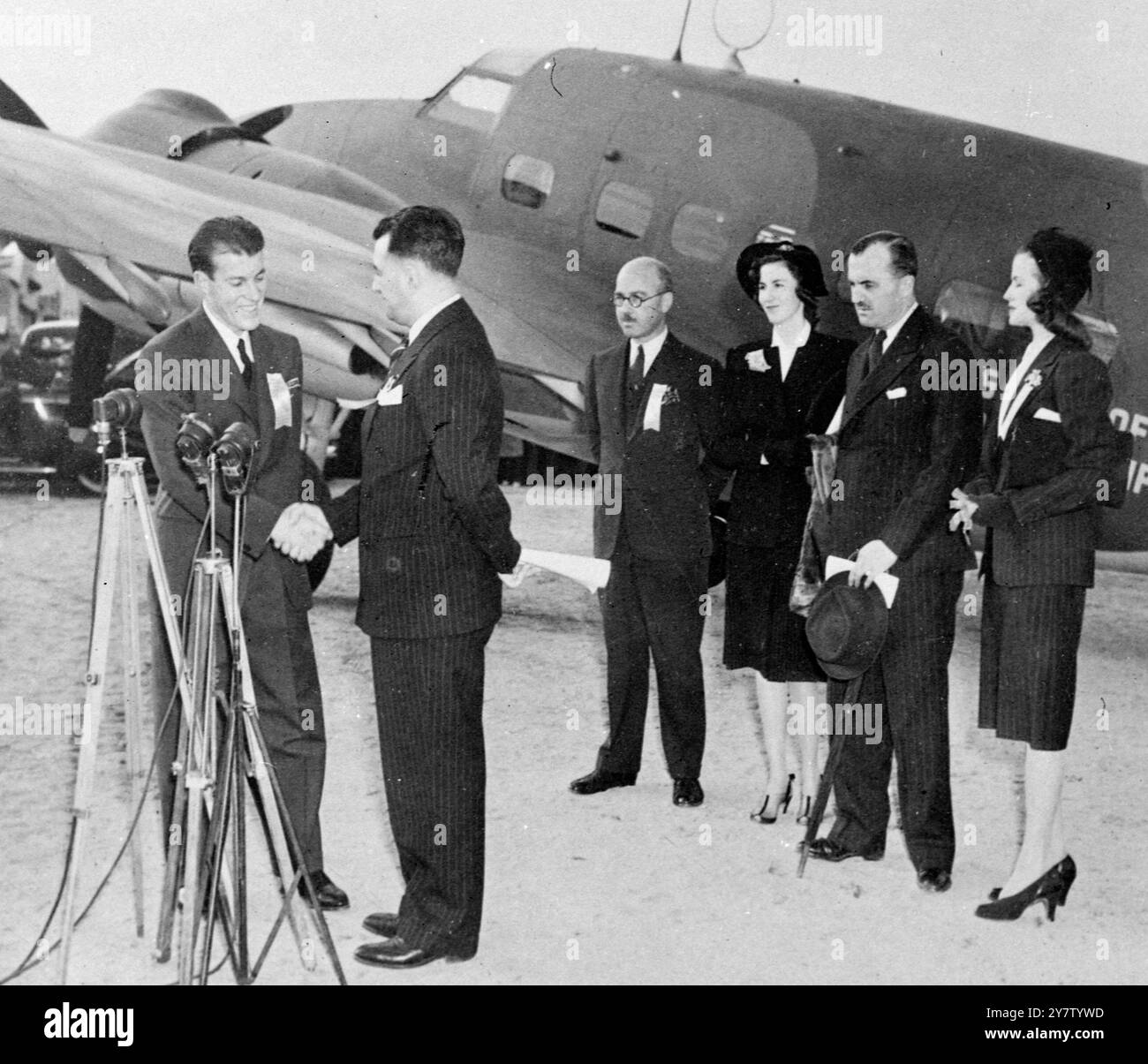 AMERIKANISCHE ARBEITER KAUFEN BOMBER ALS WEIHNACHTSGESCHENK FÜR GROSSBRITANNIEN Mitarbeiter der Flugzeugwerke Lockheed and Vega in Burbank, Kalifornien, sammelten genug Geld, um einen Hudson Bomber als Weihnachtsgeschenk an Großbritannien zu kaufen. Foto zeigt: Burton Griffin (links), der die Kampagne gestartet hat und von Cyril Cooke im Namen des britischen Volkes bedankt wurde. Bei der Verleihung (von links nach rechts) sind auch Eric A Cleugh, britischer Konsul in Los Angeles, Alice Westover, die das Flugzeug „The Spirit of Lockheed-Vega Employees“ taufte, Air Commodore J C Slessor von der Royal Air Force und Martha Muller, die PR Stockfoto
