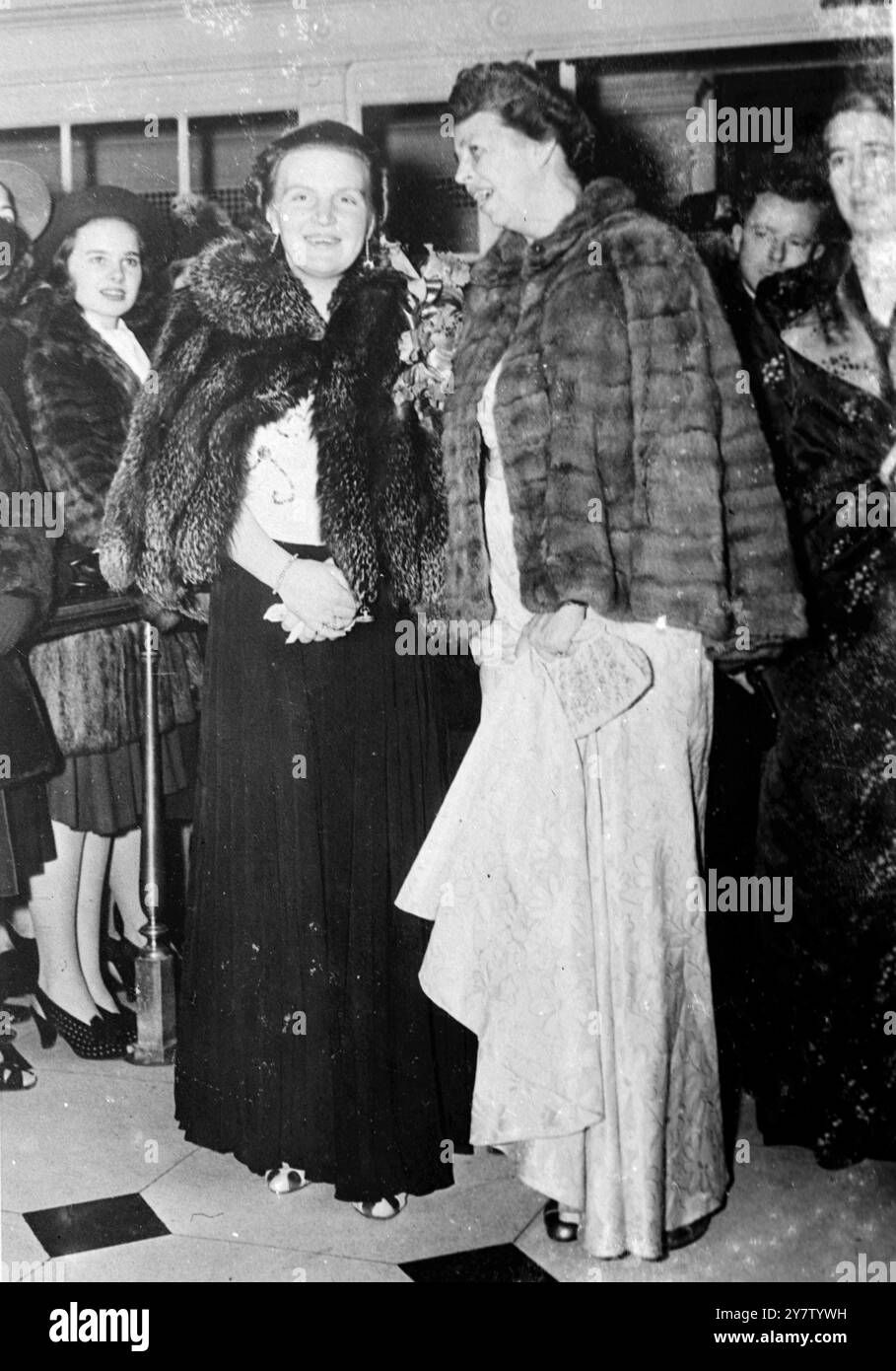 PRINZESSIN JULIANA VON HOLLAND BESUCHT NATIONALES SYMPHONIEKONZERT MIT FRAU ROOSEVELT Fotoshows: Kronprinzessin Juliana aus den Niederlanden, Besucherin des Weißen Hauses in Washington DC (links) und Frau Franklin D Roosevelt, bei einem Konzert, das sie gemeinsam vom National Symphony Orchestra in der Constitutional Hall besucht haben. 8. Januar 1941 Stockfoto