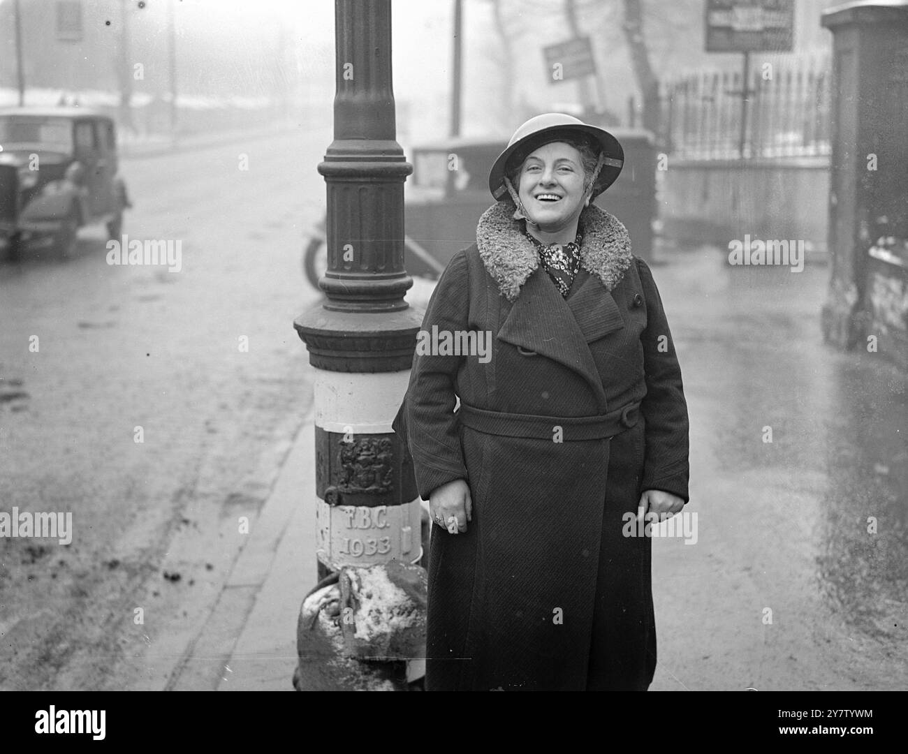 DIE EHEMALIGE MUSIKHALLE-KÜNSTLERIN REGIERT Ein SCHUTZHAUS Nurse Victorine Rose, die ehemalige Musikhalle-Künstlerin Joy Destini, regiert ein Schutzhaus unterhalb der St. Annes Church, Seaton Place im Stadtteil St Pancras, London. Bevor die Krankenschwester kam, war das Tierheim eiskalt und äußerst elend. Jetzt hat es erhebliche Veränderungen gegeben. Es gibt warme Herde, eine Küche und heiße Getränke für jeden. Schwester Rose weckt Vertrauen und die Tierheime loben sie großzügig. Als Musiksaalkünstlerin sang Nurse Rose Opernlieder, bis eine Krankheit ihre Stimme verdorben hatte. Jetzt unterhält sie sich im Tierheim. Bild Stockfoto