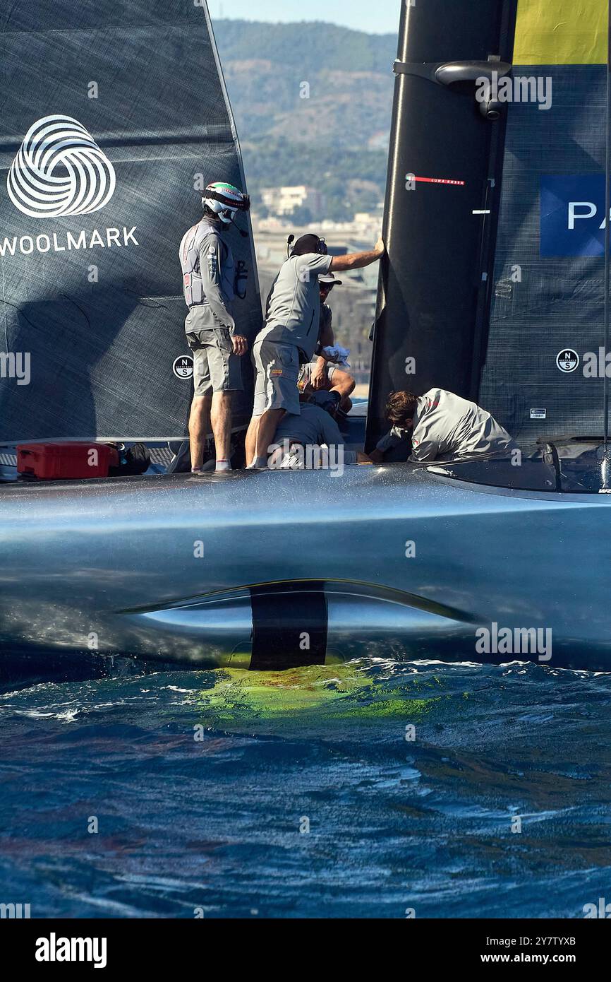 2024 America's Cup - Barcelona, Spanien Endrunde Robin LVC-Rennen 7:8: Luna Rossa verletzt, endlich ist das Support-Team auf dem Boot und arbeitet wie Bugs mit italienischem Genie, um alles zu reparieren und wieder zu kämpfen FOTO: © Alexander Panzeri/PPL Stockfoto