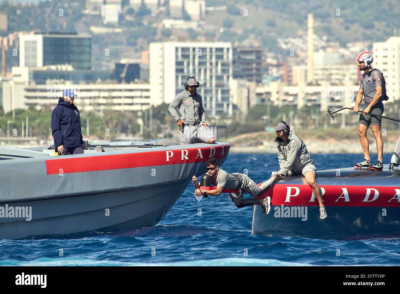 2024 America's Cup - Barcelona, Spanien Endrunde Robin LVC-Rennen 7:8: Luna Rossa verletzt, endlich ist das Support-Team auf dem Boot und arbeitet wie Bugs mit italienischem Genie, um alles zu reparieren und wieder zu kämpfen FOTO: © Alexander Panzeri/PPL Stockfoto