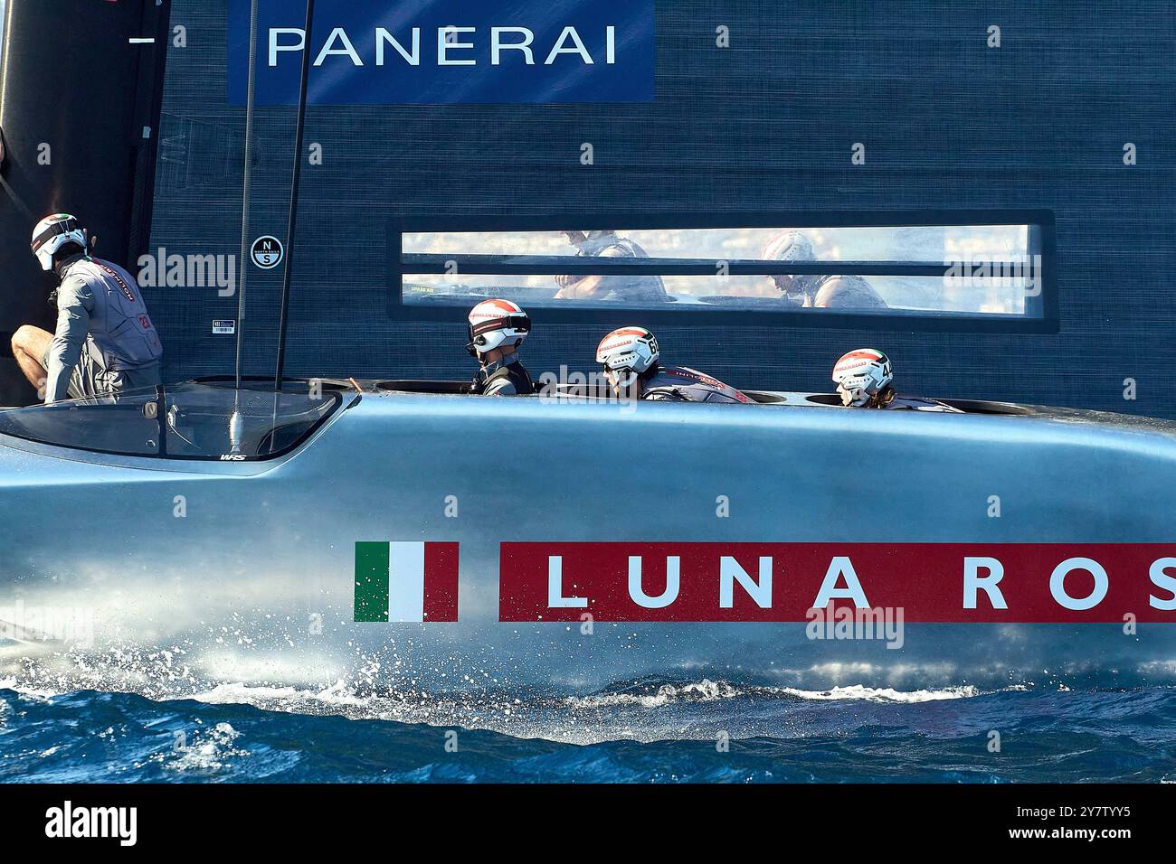 2024 America's Cup - Barcelona, Spanien Endrunde Robin LVC Rennen 7-8: Luna Rossa verletzt, für die Crew, Cyclors sind bereit zu gehen FOTO: © Alexander Panzeri/PPL Stockfoto