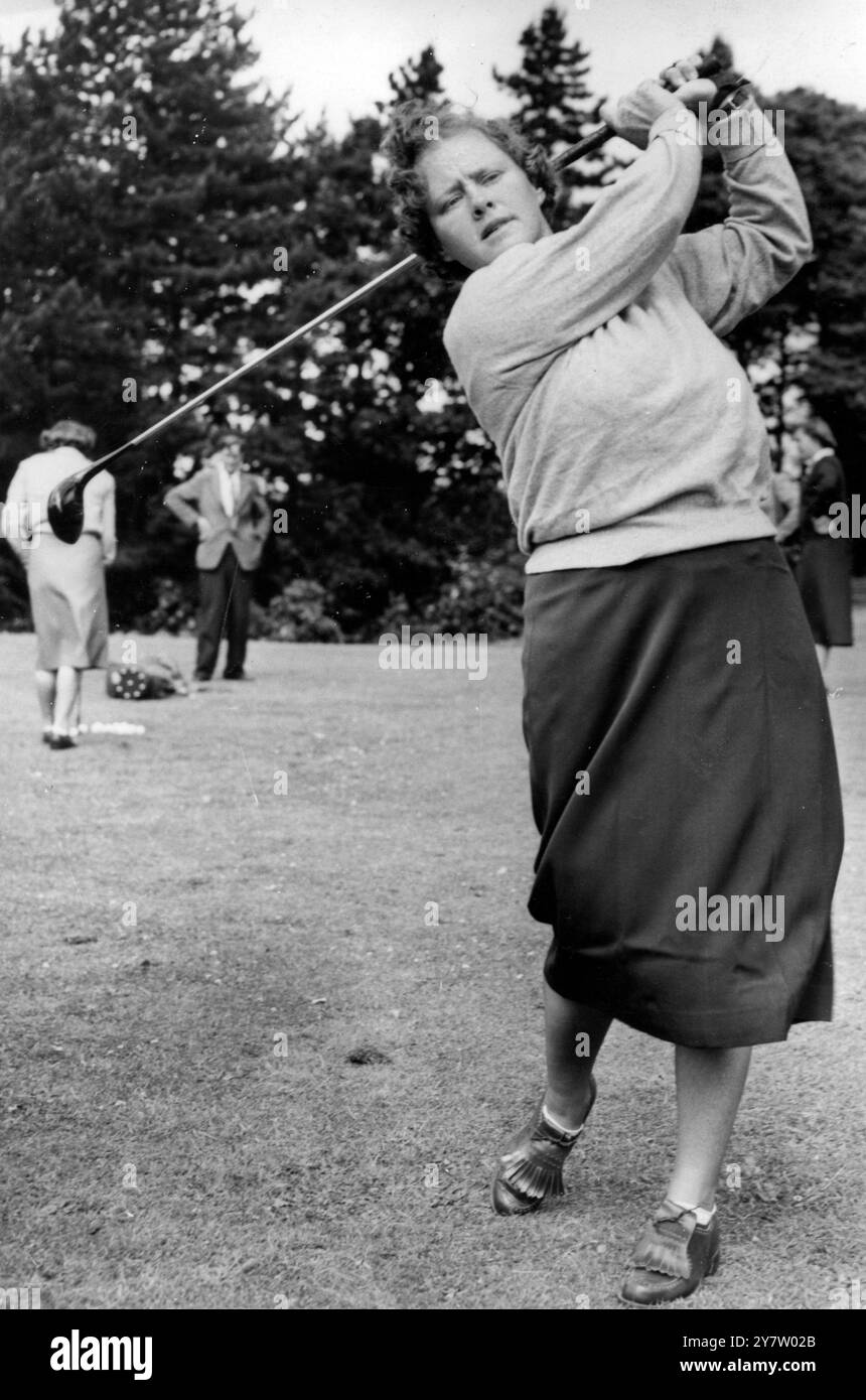 Sunningdale, Berkshire, England: Die amerikanische Profi-Golfspielerin Miss Patty Berg fährt während einer Übungsrunde auf dem Sunningdale Golf Course. Patty ist eines der Mitglieder des Teams von sechs amerikanischen Frauen, die hier sind, um eine Reihe von Matches mit britischen Frauen und führenden Männern zu spielen.11. Juli 1951 Stockfoto