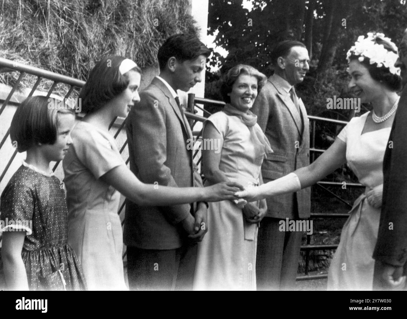 Königin Elizabeth II. (Rechts) trifft heute hier eine Bauernfamilie. Sie sind Mr. Kellock Roberts (rechts) seine Frau (2ns rechts); Timothy (18) 3. Links; Georgina (15) schüttelt sich die Hand mit der Königin und der elfjährigen Judy (links). Mr. Roberts betreibt auf der Farm des Herzogtums Cornwall in der Nähe von Saltash, 25. Juli 1962 Stockfoto