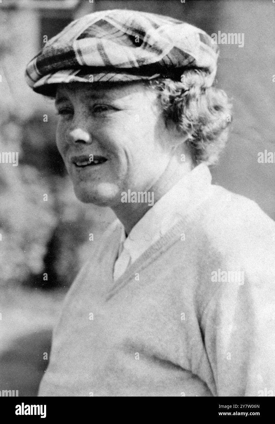 Ein Team von Crack-amerikanischen Profi-Golferinnen traf heute im ersten Teil eines Wettbewerbs um die Weathervane Trophy, der von dem wohlhabenden Amerikaner Alvin Handmacher zu diesem Anlass präsentiert wurde, auf dem Sunningdale Ladies' Golf Course mit Mrs. Critchleys internationalem Amateurteam. Miss Patty Berg, Hauptmann des amerikanischen Teams, trägt einen attraktiven Schottenhut, während des heutigen 4-köpfigen Wettbewerbs. 13. Juli 1951 Stockfoto