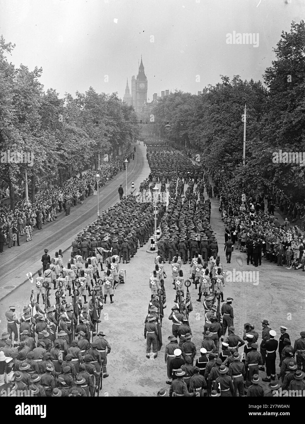 DIE KRIEGSSIEGER ZIEHEN DURCH LONDON, WÄHREND MILLIONEN von Menschen auf der Strecke drangen, eine Marschkolonne mit 21000 Soldaten aus dem gesamten britischen Empire und aus alliierten Ländern und eine mechanisierte Kolonne mit 480 Fahrzeugen, von Jeeps bis zu den schwersten gepanzerten Kampfmaschinen, die die Straßen Londons zur Feier des Siegtages durchquerten. - Berühmte Kommandanten fuhren in der Prozession und Sonderkontingente repräsentierten Arbeiter und Verteidiger der Heimatfront. König Georg VI., der von anderen Mitgliedern der königlichen Familie begleitet wurde, nahm den Gruß in der Mall. - Foto Zeigt: Bri Stockfoto