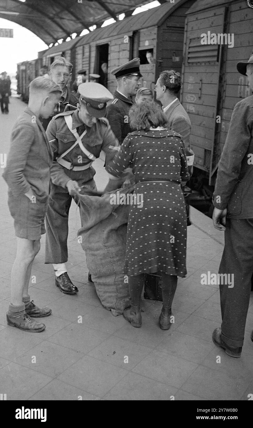 DIE BRITISCHE MILITÄRPOLIZEI IN DEUTSCHLAND BETREIBT GRENZÜBERSCHREITENDE ZÜGE FÜR SCHWARZMARKTBETREIBER. - - Personenzüge von und nach Holland und Belgien werden am Bahnhof Krefeld, Deutschland, häufig von der britischen Militärpolizei und der deutschen Polizei nach Schwarzmarktbetreibern und deren Handelsbestand durchsucht. - Kleine Betreiber, die schon einige Meilen ins Land gekommen sind, um Zigaretten und ähnliche Luxusartikel gegen ein paar Gemüse zu tauschen, sind nicht besorgt. - Bei der Suche, die auf diesen Bildern gezeigt wurde, wurde ein belgischer Soldat mit 40 bis 50 Pfund Kaffee im Wert von etwa 400 Pfund auf dem Schwarzen erwischt Stockfoto