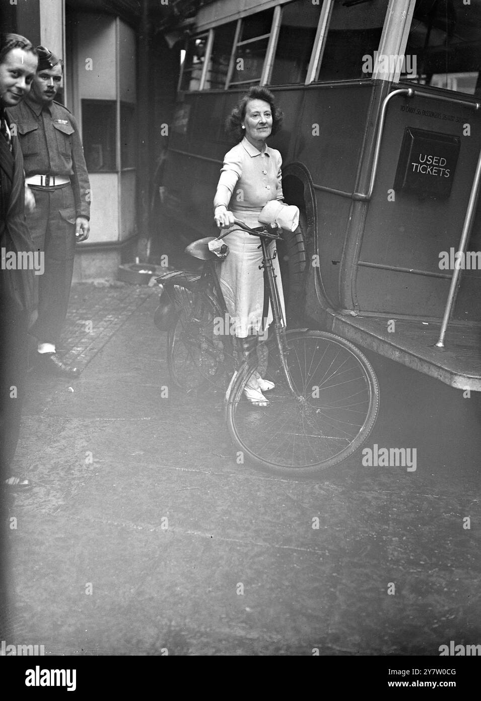 LONDON STURM ENTWURZELT STRASSENSPERREN - VERURSACHT BUSSTÜRZE IN DEN LADEN - 13 MENSCHEN VERLETZT der schreckliche Sturm, der über London brach, verursachte Straßensperren in der Kensington High Street, London. Ein Londoner Bus rutschte und stürzte in ein Schaufenster, wodurch 13 Menschen ins Krankenhaus gebracht wurden. Miss Jane Woollatt, die mit ihrem Fahrrad unterwegs war, wurde unter dem Bus festgesteckt, entkam aber ohne schwere Verletzungen. Foto zeigt: Miss Jane Woollatt von Lancaster Gate mit ihrem beschädigten Fahrrad kurz bevor sie zur Behandlung ins Krankenhaus gebracht wurde. 26. Juli 1946 Stockfoto
