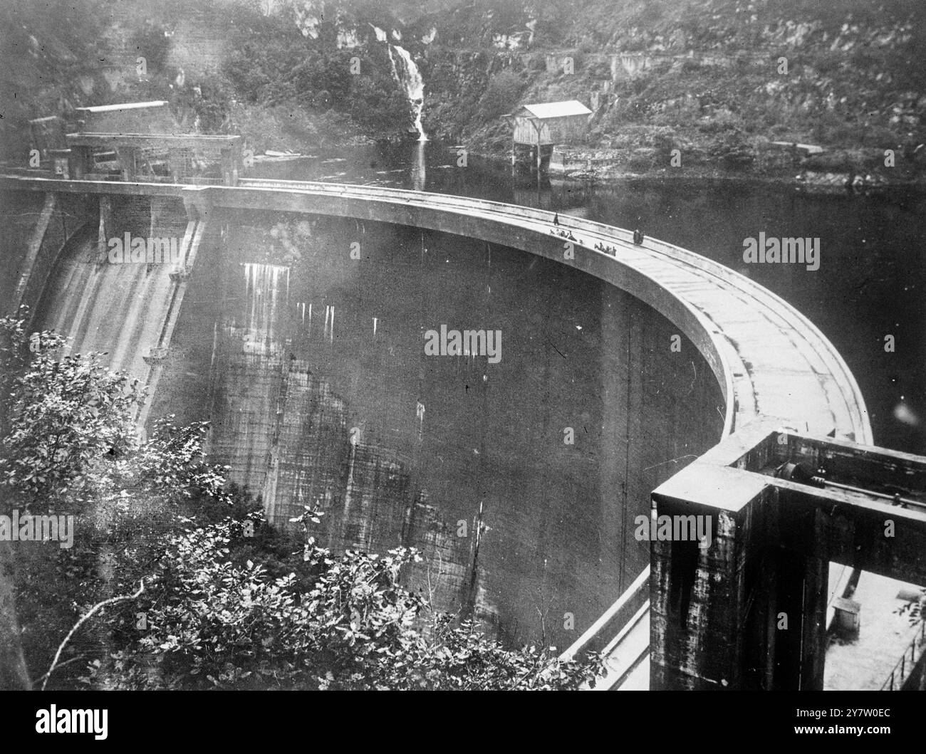 FRANKREICH VOLLENDET GROSSES INGENIEURPROJEKT: MAREGES POWER DAM eines der immensen Ingenieurprojekte des französischen Ministeriums für Arbeit, die seit dem Krieg abgeschlossen wurden, ist der riesige Staudamm von Mareges. Das Kraftwerk versorgt ein riesiges Gebiet mit Strom und ist eine der wichtigsten Versorgungsquellen für die Süd-Nord-Bahn. Fotoshows: Der riesige Damm von Mereges, in Frankreich 28. Mai 1946 Stockfoto