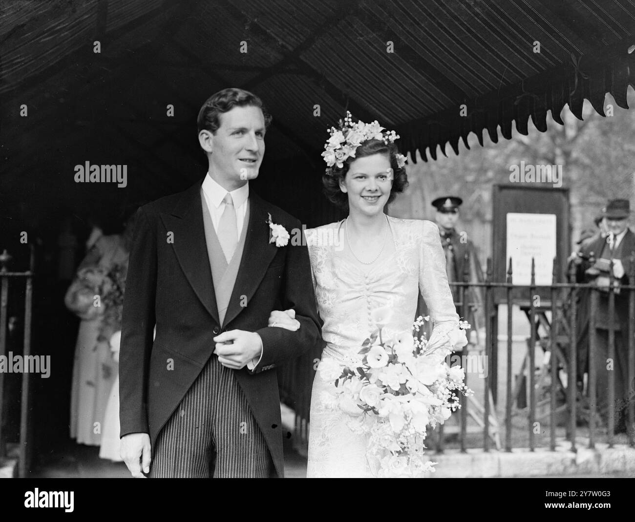 DIE KÖNIGLICHE FAMILIE NIMMT AN der HOCHZEIT VON PRINZESSIN ELISABETH's LADY IN WARTEN der König und Königin, mit Königin Mary und den beiden Prinzessinnen, anwesend waren bei der Hochzeit von Hon ACV Elphinstone in St. Margaret's, Westminster, London, der Hon ACV Elphinstone mit der Hr. Mrs. Vicary Gibbs, Lady in Warten auf Prinzessin Elisabeth. Fotoshows: Die Braut und der Bräutigam verlassen St. Margaret's, Westminster, nach der Zeremonie. 29. Mai 1946 Stockfoto