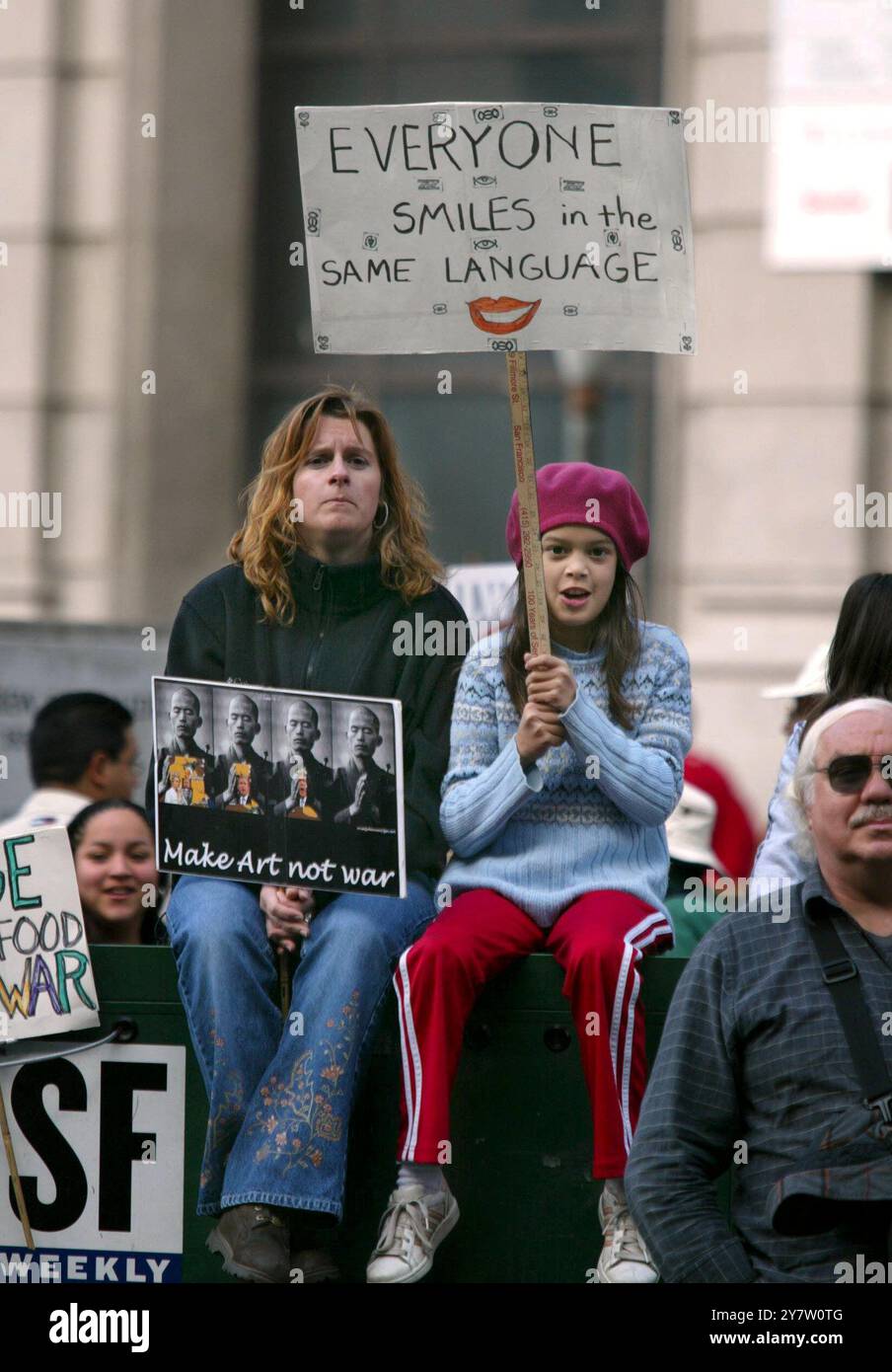 San Francisco, Kalifornien - Zuschauer beobachten Antikriegsprotestierende, die am Sonntag, 16. Februar 2003 in Tausenden auf der Market Street vorbeimarschierten. Der San Francisco protestmarsch, der einen Tag nach ähnlichen Kundgebungen in anderen Städten der Welt stattfand, begann am Justin Herman Plaza und ging die Market Street entlang, bevor er am Civic Center Plaza endete. ( ) Stockfoto