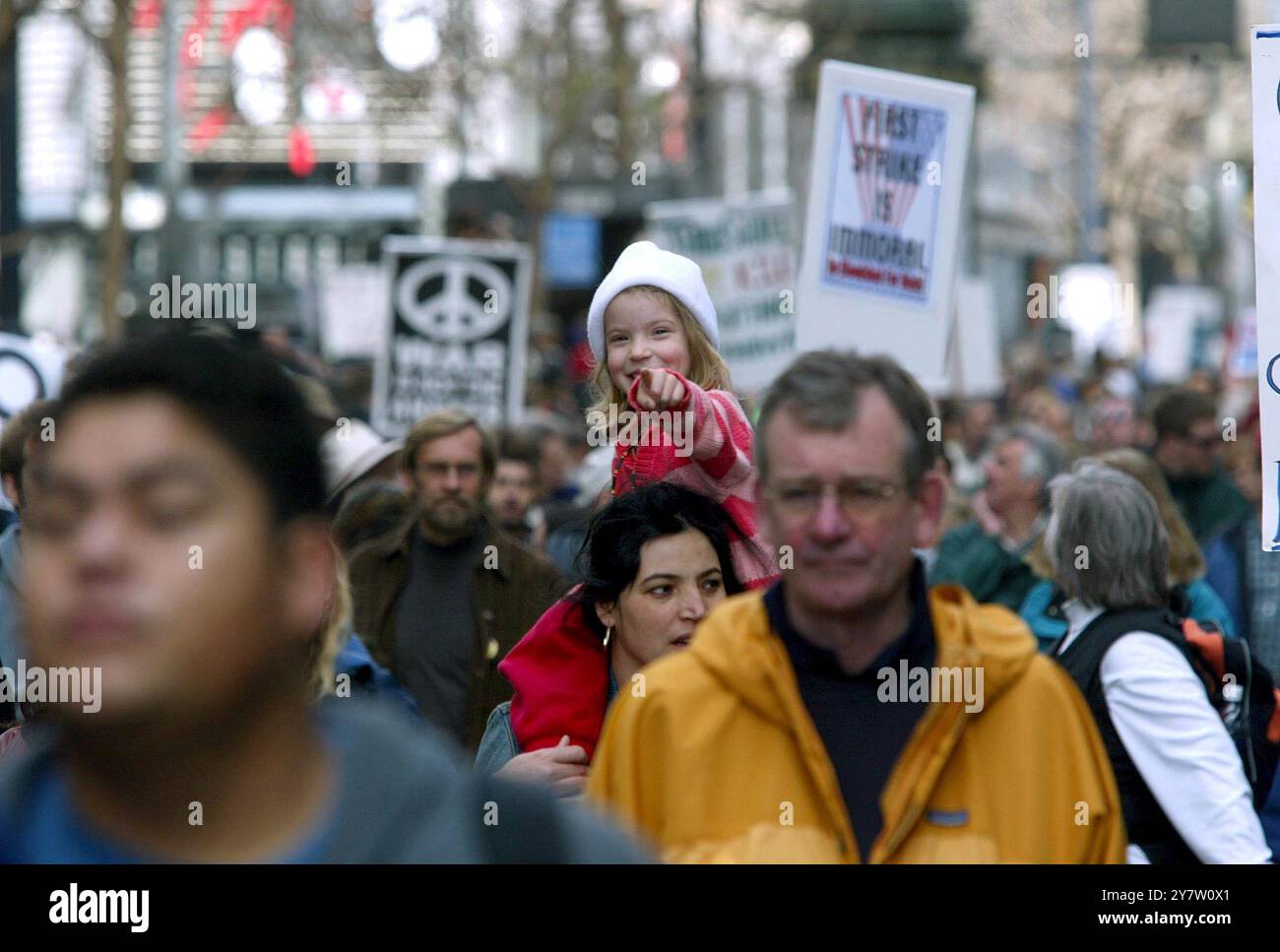 San Francisco, Kalifornien - Tausende von Anti-Kriegs-Demonstranten marschieren am Sonntag, den 16. Februar 2003, die Market Street hinunter, einen Tag nachdem ähnliche Kundgebungen in anderen US-amerikanischen und ausländischen Städten abgehalten wurden. Der San Francisco protestmarsch begann am Justin Herman Plaza und ging die Market Street hinunter, bevor er am Civic Center Plaza endete. ( ) Stockfoto