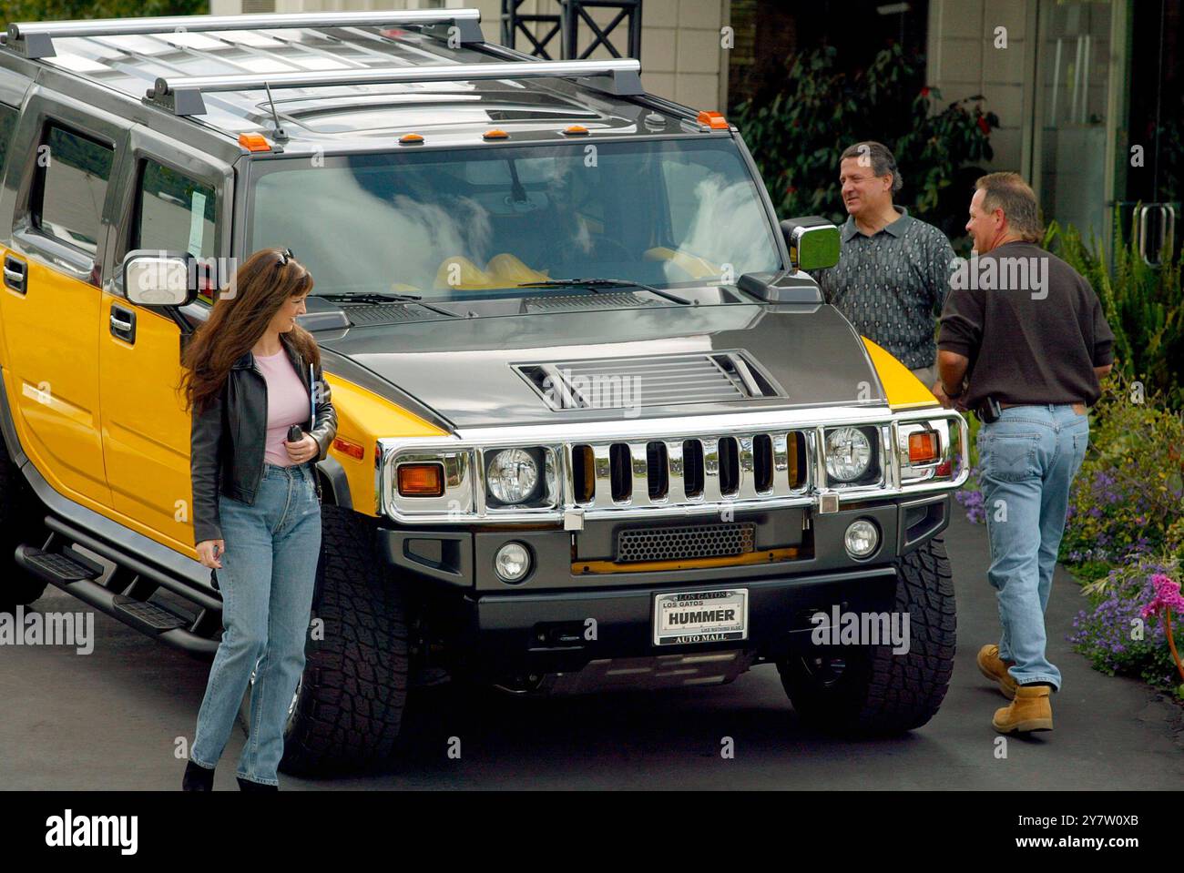 Los Gatos, Kalifornien: Hummers, Detroits heißester verkaufter Wagen, ausgestellt in Los Gatos Hummer. Die Besitzer fühlten sich hinter dem Steuer patriotisch, jetzt, wo sie sie im Irak-Krieg sehen. Der Hummer H2 ist ein Signature-Fahrzeug, das bei etwa 50.000 US-Dollar anfängt, was etwa 10,00 US-Dollar entspricht, weniger als ein BMW. April 2003 Stockfoto