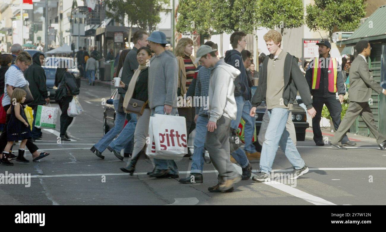 Die Stockton Street am Union Square im Zentrum von San Francisco war am Freitag, den 29. November 2002, voll von Urlaubskäufern. Es war ein guter Anfang für Einzelhändler am Thanksgiving-Wochenende. Stockfoto