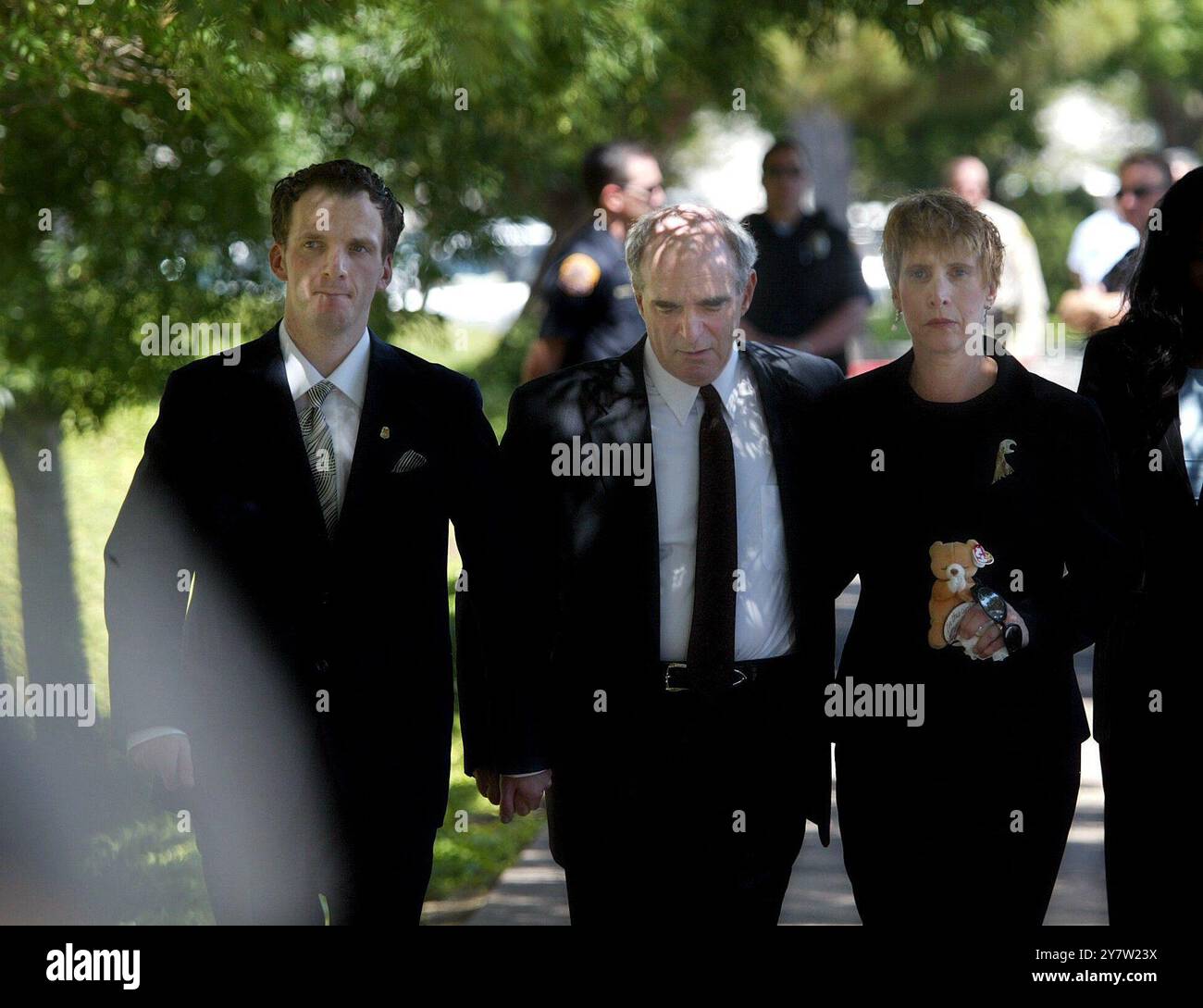 Modesto, Kalifornien - die Eltern von Chandra Levy, Dr. Robert und Susan Levy und Bruder Adam (links) gehen am Dienstag, den 28. Mai 2002, zu den Gedenkfeiern auf der Modesto Center Plaza. Chandra Levy, eine Praktikantin in Washington D.C. verschwand vor über einem Jahr und ihre Überreste wurden gerade am Mittwoch, 22. Mai 2002, im Rock Creek Park in Washington D.C. gefunden. Die Polizei nennt es jetzt eine Morduntersuchung. Stockfoto