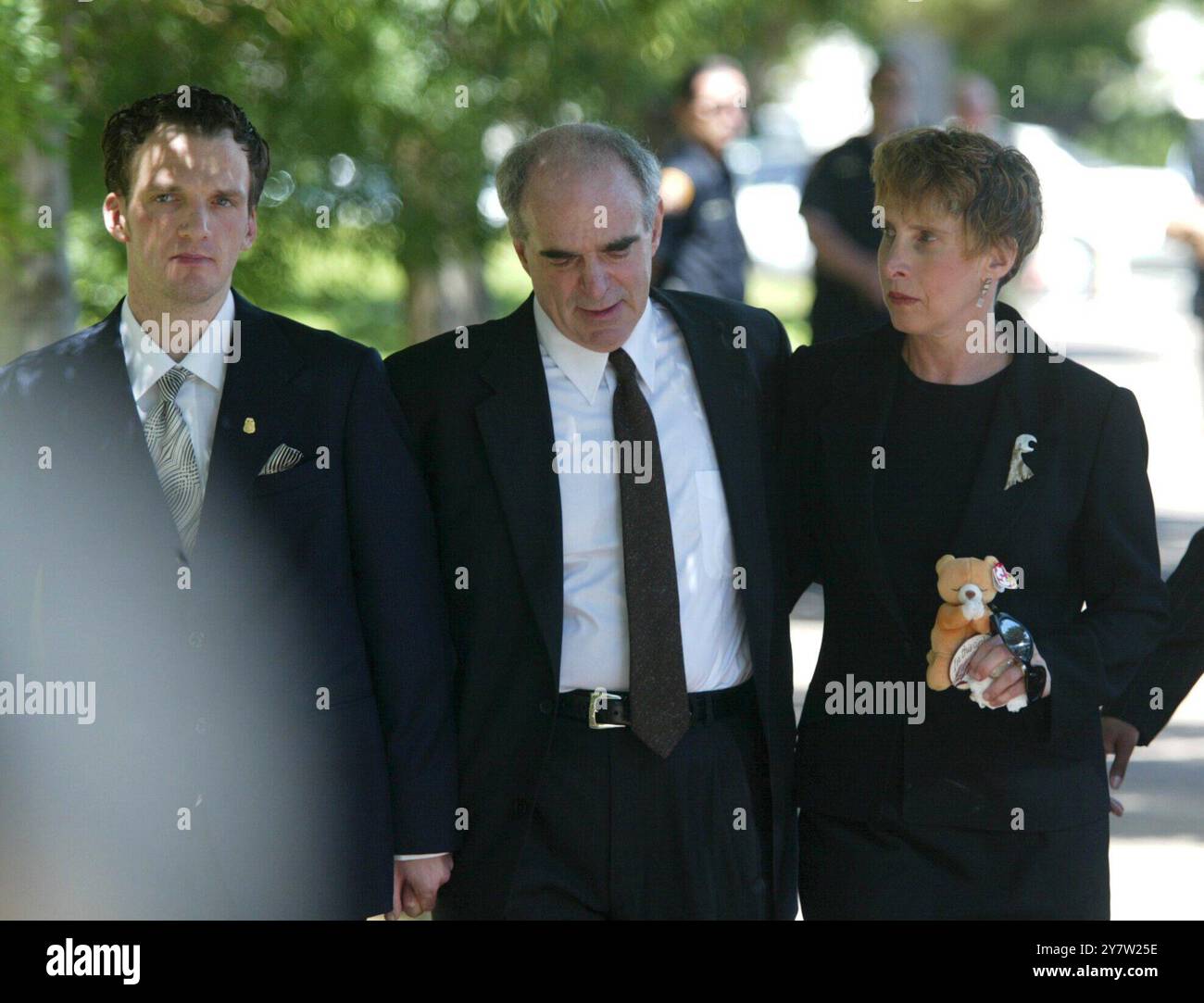 Modesto, Kalifornien - die Eltern von Chandra Levy, Dr. Robert und Susan Levy und Bruder Adam (links) gehen am Dienstag, den 28. Mai 2002, zu den Gedenkfeiern auf der Modesto Center Plaza. Chandra Levy, eine Praktikantin in Washington D.C. verschwand vor über einem Jahr und ihre Überreste wurden gerade am Mittwoch, 22. Mai 2002, im Rock Creek Park in Washington D.C. gefunden. Die Polizei nennt es jetzt eine Morduntersuchung. Stockfoto