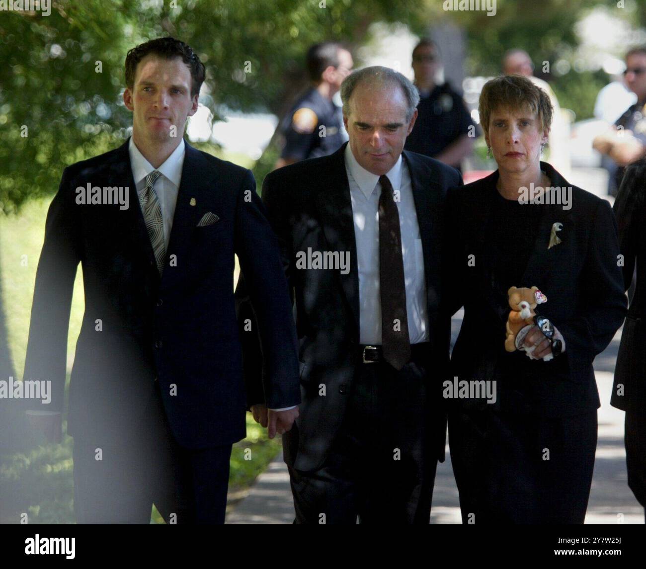 Modesto, Kalifornien - die Eltern von Chandra Levy, Dr. Robert und Susan Levy und Bruder Adam (links) gehen am Dienstag, den 28. Mai 2002, zu den Gedenkfeiern auf der Modesto Center Plaza. Chandra Levy, eine Praktikantin in Washington D.C. verschwand vor über einem Jahr und ihre Überreste wurden gerade am Mittwoch, 22. Mai 2002, im Rock Creek Park in Washington D.C. gefunden. Die Polizei nennt es jetzt eine Morduntersuchung. Stockfoto