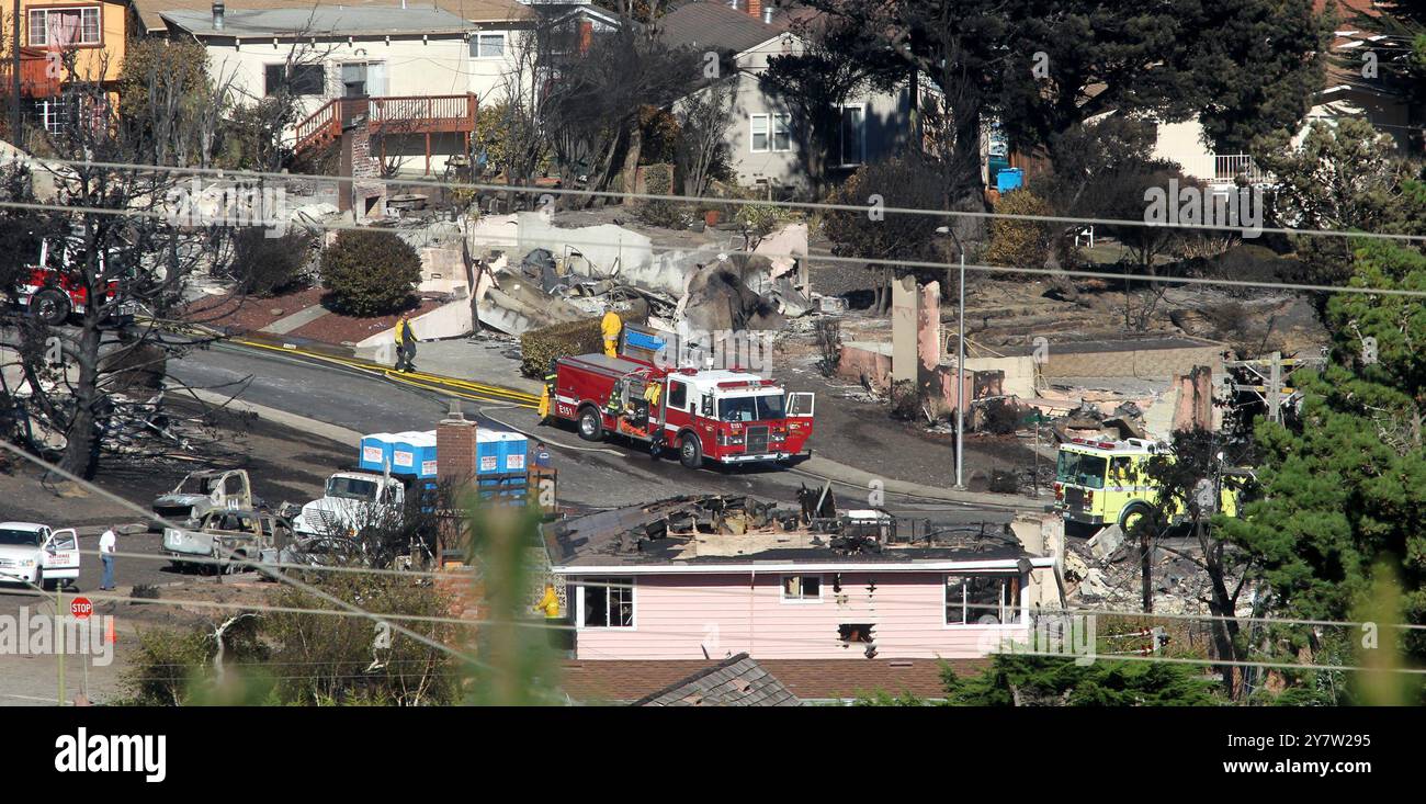San Bruno, KALIFORNIEN: 10. September 2010. Feuerwehrmannschaften durchsuchen die Trümmer, die eine Nachbarschaft am Donnerstagabend zerstört haben, nachdem eine Pacific Gas and Electric Co. 30 Zoll Gasleitung explodiert ist. Bei dem Brand wurden 52 Menschen drei schwer verletzt und 38 Häuser zerstört. Stockfoto