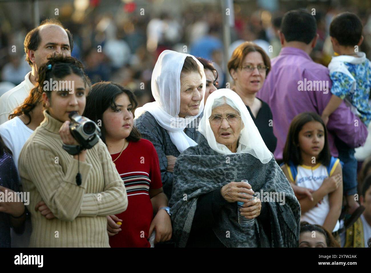 Pleasanton, Kalifornien - fast 10.000 Afghanen versammelten sich am Samstag, den 30. März 2002, um das afghanische Neujahrsfest „Nowruz“ auf dem Gelände der Alameda County Fair zu feiern. Afghanen aus der San Francisco Bay Area und so weit entfernt wie Toronto verbringen den Tag damit, traditionelle Musik zu hören, Essen zu essen, Modenschauen zu sehen und Kinder spielen Spiele. Stockfoto