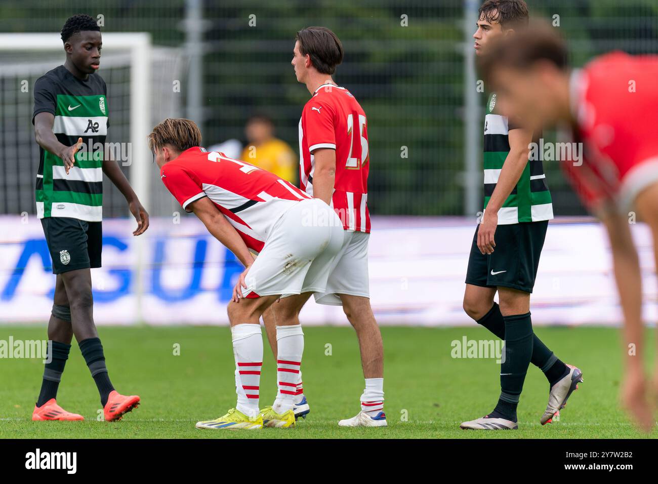 Eindhoven, Niederlande. Oktober 2024. EINDHOVEN, NIEDERLANDE - 1. OKTOBER: Joel van den Berg vom PSV Eindhoven U19 sieht beim Spiel der UEFA Youth Champions League 2024/25 zwischen PSV Eindhoven und Sporting Clube de Portugal am 1. Oktober 2024 im PSV Campus de Herdgang in Eindhoven, Niederlande, aus. (Foto: Joris Verwijst/BSR Agency) Credit: BSR Agency/Alamy Live News Stockfoto