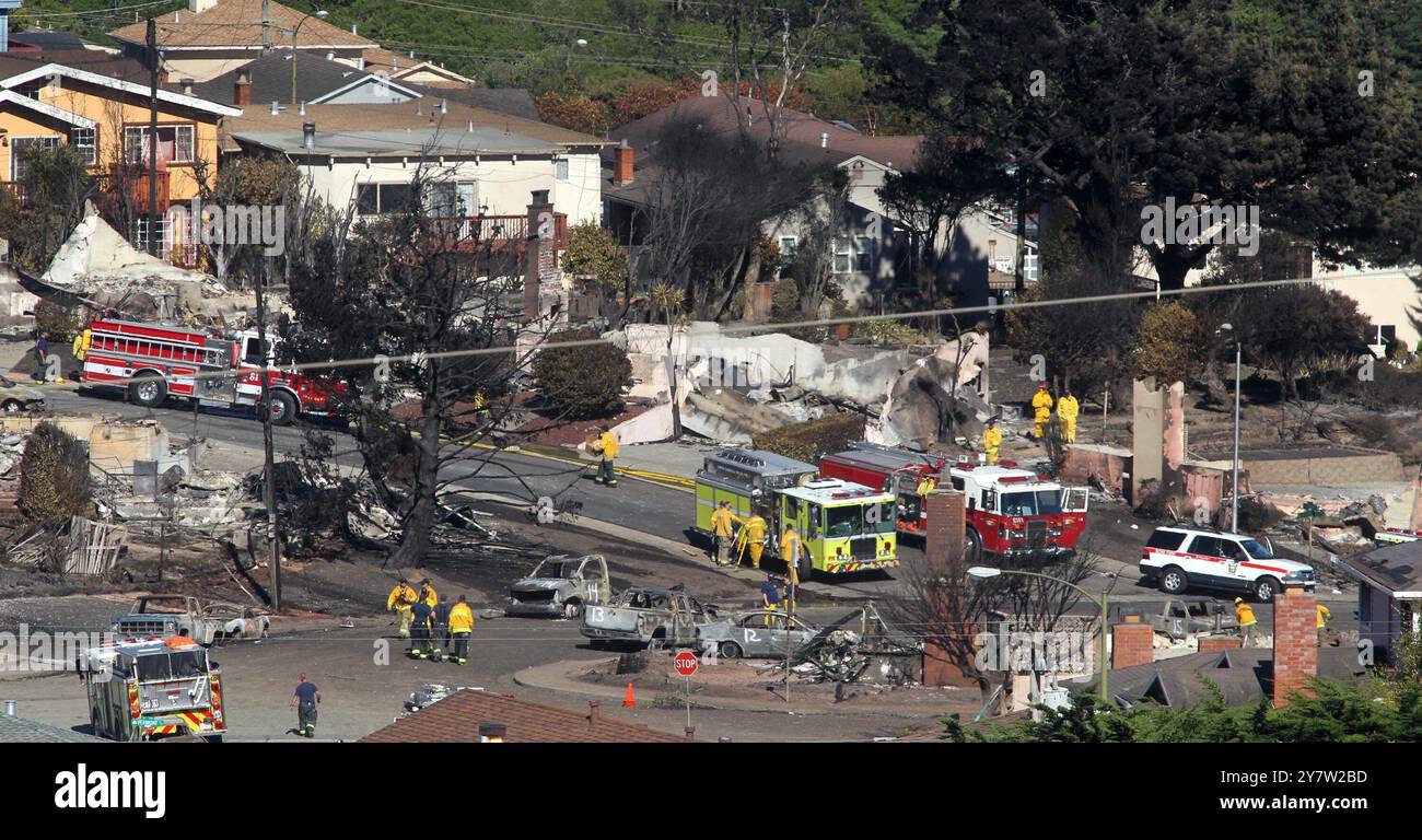 San Bruno, KALIFORNIEN: 10. September 2010. Feuerwehrmannschaften durchsuchen die Trümmer, die eine Nachbarschaft am Donnerstagabend zerstörten, nachdem eine 30-Zoll-Gasleitung der Pacific Gas and Electric Company explodierte. Das Feuer verletzte 52 Menschen, drei davon schwer, und zerstörte 38 Häuser. Stockfoto