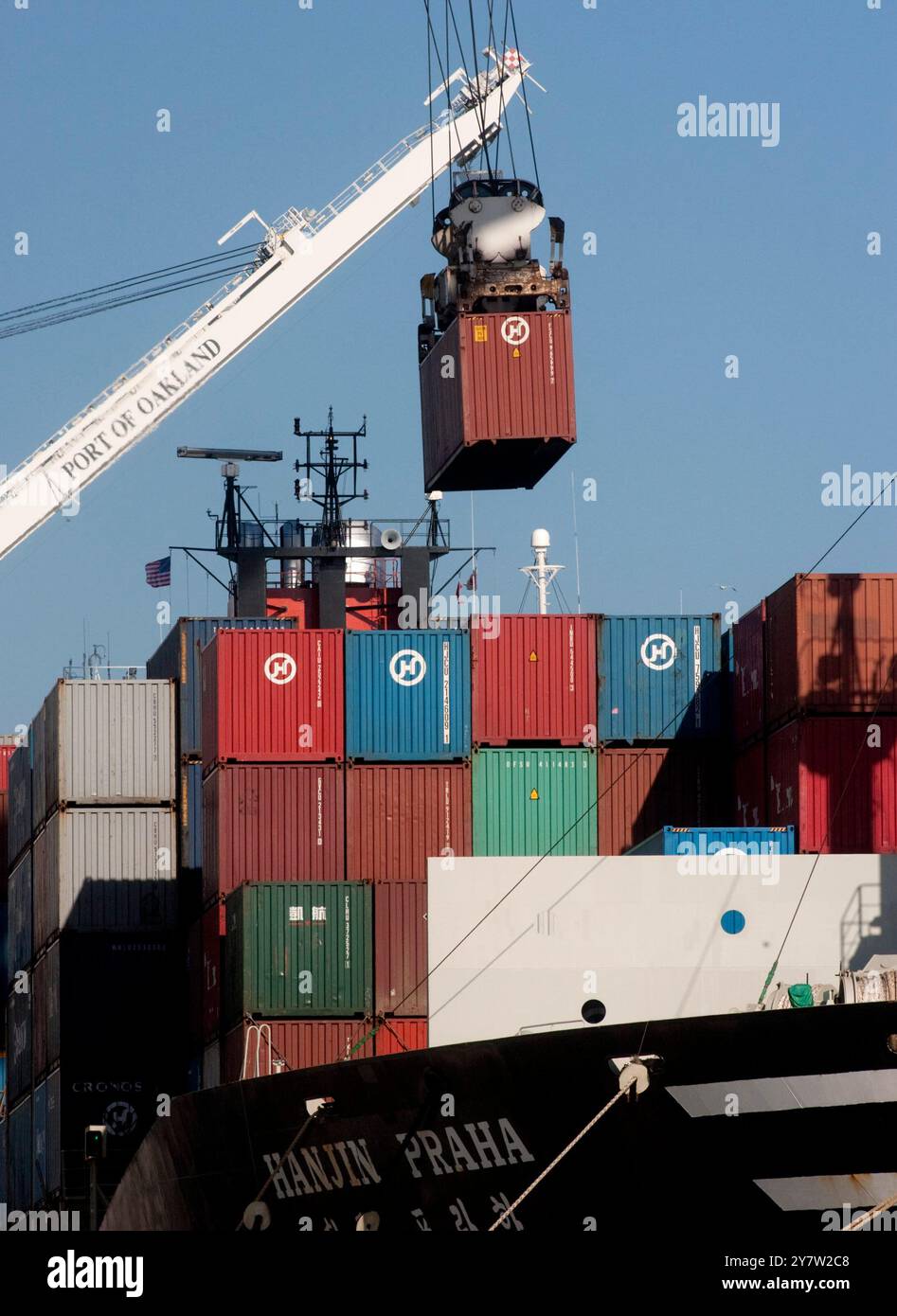 Oakland, Kalifornien, 27. Juli 2010. Das Schiff Hanjin Praha wird im Hafen von Oakland beladen. Viele Einzelhändler überbieten sich gegenseitig, um Platz auf dem Schiff zu haben. Einzelhändler, die keine Verträge mit Verladern haben, können bis zu 2.624 US-Dollar für den Versand eines Containers von Hongkong nach Los Angeles bezahlen, der im Juli 2009 nur 871 US-Dollar betrug. Laut Drewry, einem Versandberater. Stockfoto