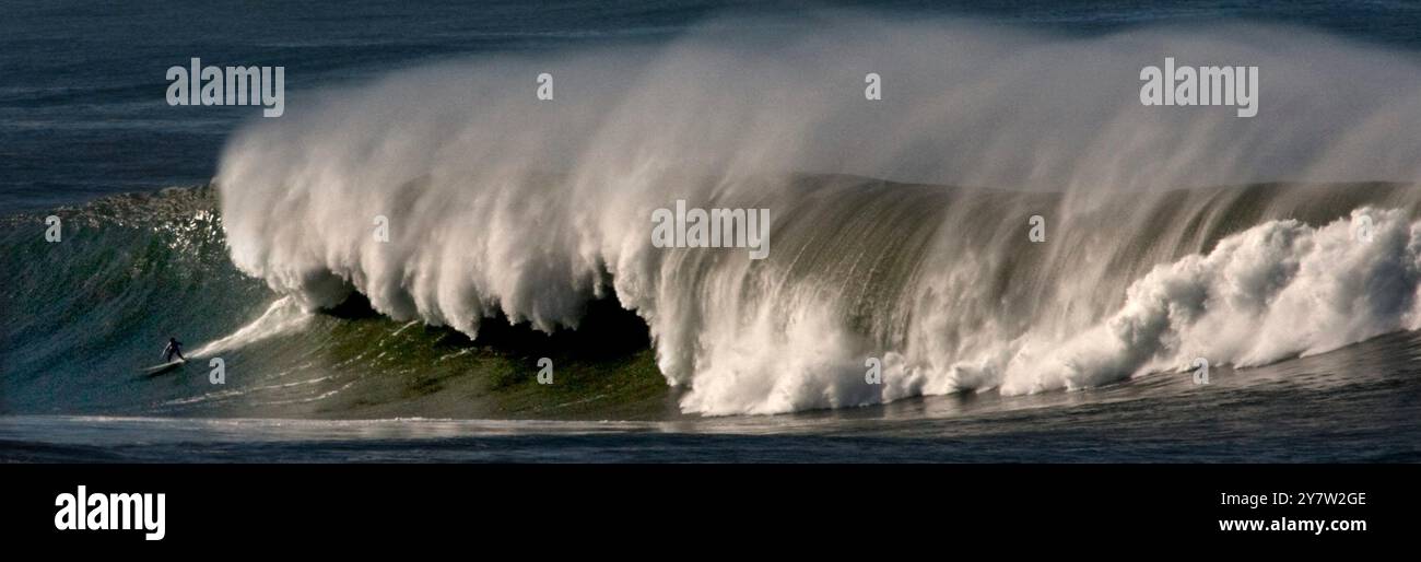 Half Moon Bay, Kalifornien: 13. Februar 2010. Die Wellen beim Super Bowl of Surfing bei Marvicks waren so massiv, dass sie die größten in der Geschichte des Wettbewerbs waren. Eine massive Welle stürzte auf einige der Tausenden von Fans, die an den Strand gekommen waren, um einen Einblick in die Action zu bekommen Stockfoto