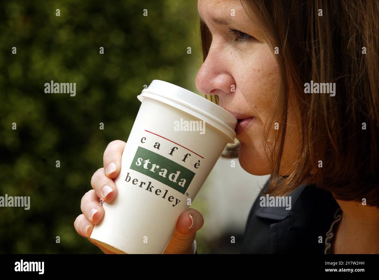 Berkeley, Kalifornien, Andrea Vernetti aus Alameda, Kalifornien, trinkt eine Tasse Kaffee im Caffe Strada, ohne eine Kaffeetasse zu benutzen. Der Bürgermeister von Berkeley Shirley Dean denkt über das Bändern von Recycling-Kaffeehüllen nach, weil es in einer Stadt, in der man fast alles recyceln kann, gesundheitlich belastend sein könnte. Der Bürgermeister von Berkeley hat versucht, alles zu regulieren, von Hellsehern, Tierbesitzer bis hin zur Außenpolitik. März 2002 Stockfoto