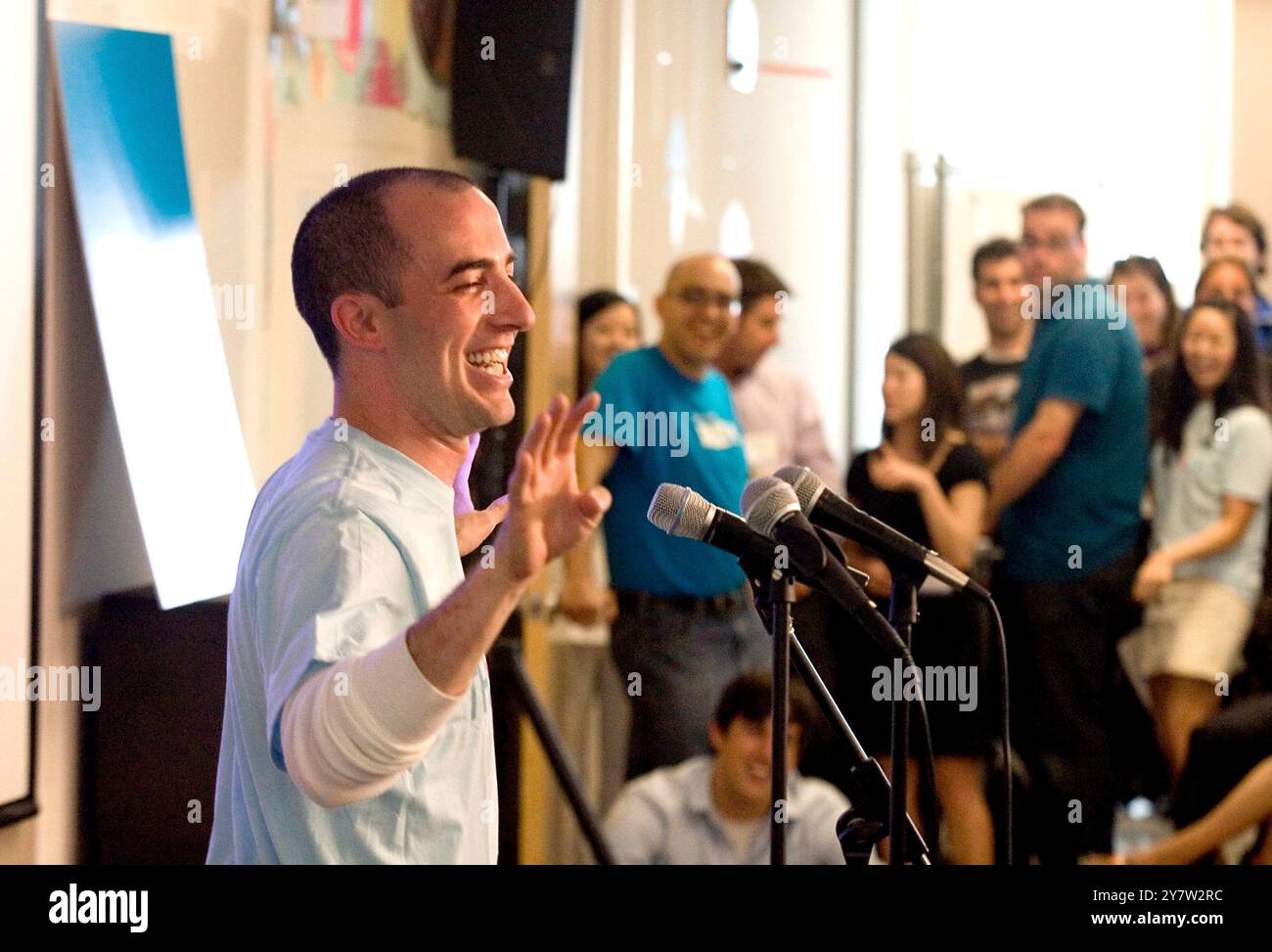 Palo Alto, Kalifornien - Brian Phillips mit Thread gibt am Dienstag, 1. September 2009, auf Facebook ein Update beim fbFund Rev Demo Day in Palo Alto. Nach Ausführungen von Sandberg präsentierten Startups ihren Arbeits- und Geschäftsbericht aus den letzten zehn Wochen Mitgliedern des fbFund Advisory Committee sowie Investoren und Risikokapitalgebern von Firmen wie Accel Partners und Founders Fund. Stockfoto