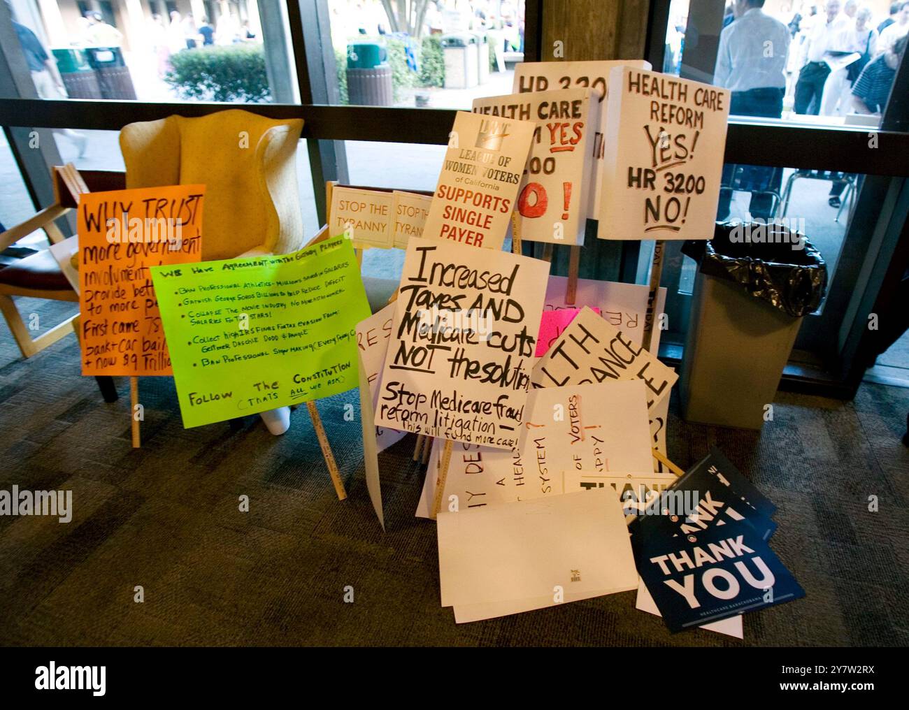 Palo Alto, CA--Ein Stapel von Schildern in der Lobby des Spangenberg Theaters waren Kongressabgeordnete Anna Eshoo, hielt am Mittwoch, den 2. September 2009 in der Gunn High School ein Rathaus-Treffen über Gesundheitsfürsorge ab. Stockfoto